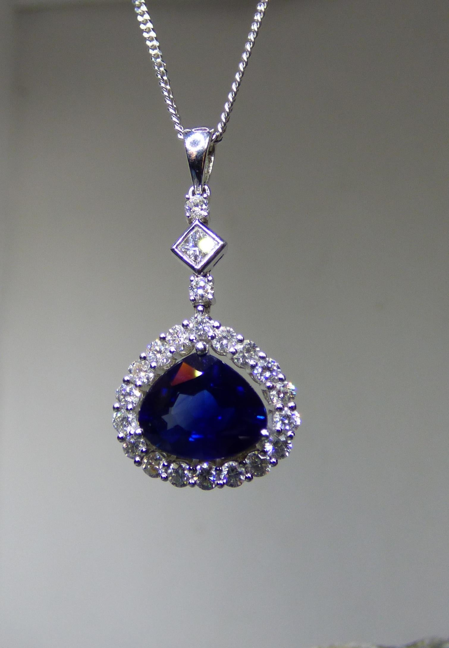 Pear Shaped Sapphire and Diamond Pendant in 18K White Gold In New Condition For Sale In Dublin, IE