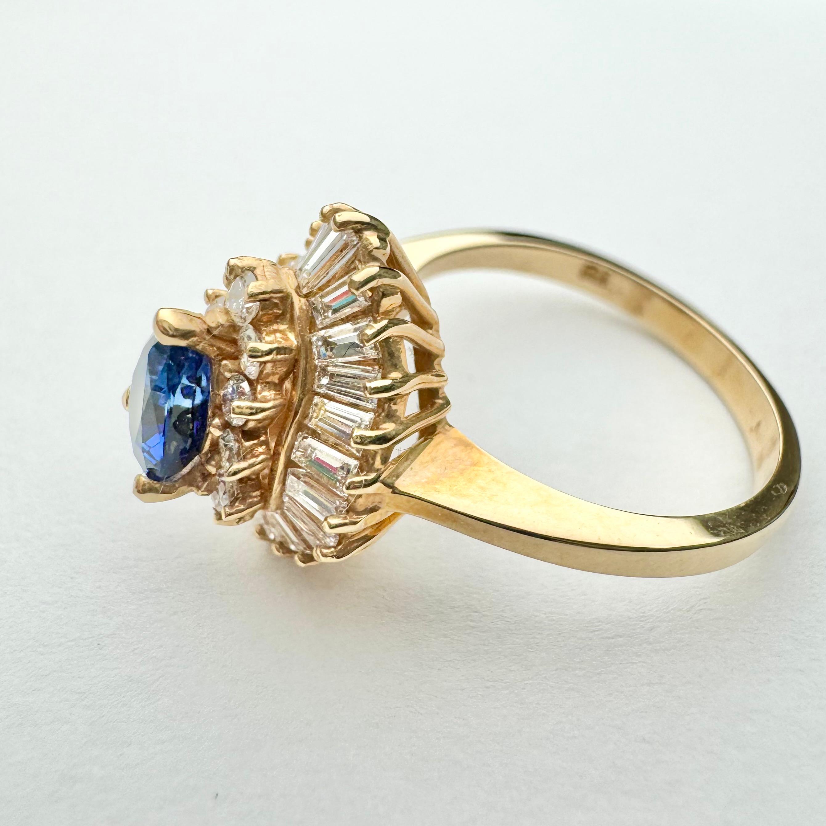 Pear shaped Sapphire and Diamond Ring in 14k yellow gold In Good Condition For Sale In New York, NY
