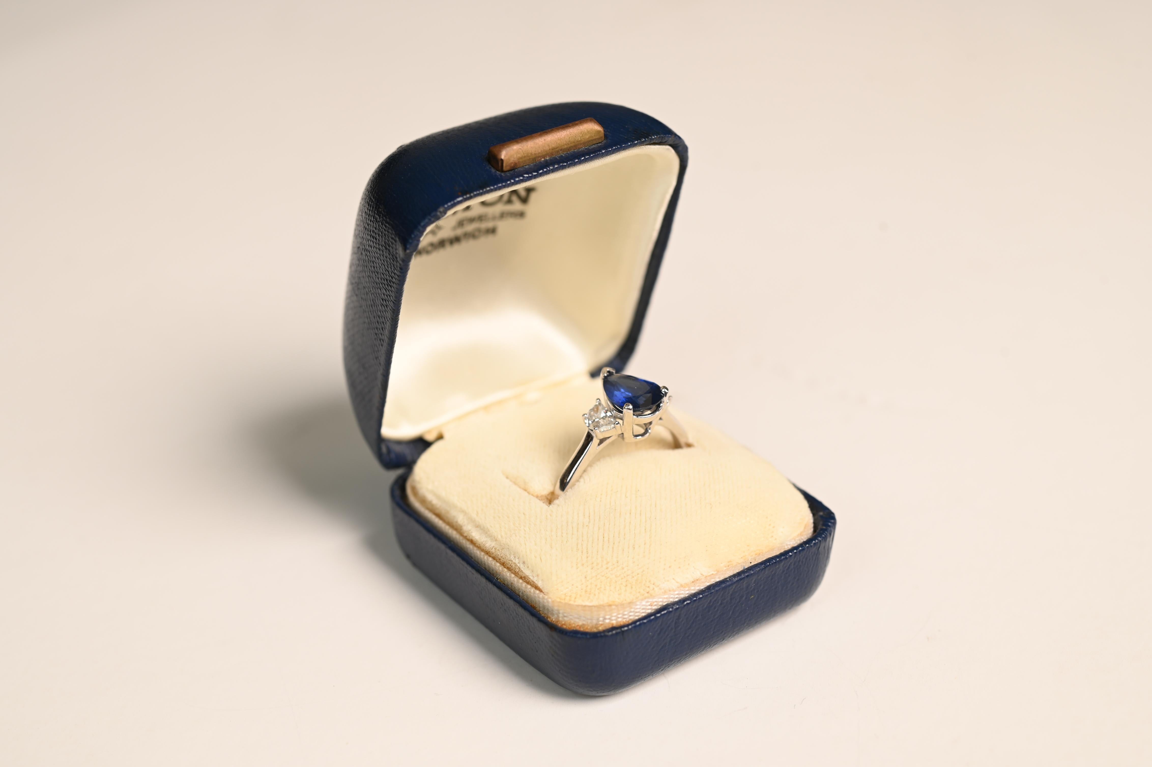 Dieser exquisite, handgefertigte Ring zeigt einen atemberaubenden birnenförmigen Saphir von ca. 1,5 Karat, der in einer offenen Zackenfassung gefasst ist, die die Brillanz des Edelsteins aus jedem Winkel zur Geltung bringt. Der satte Farbton und der