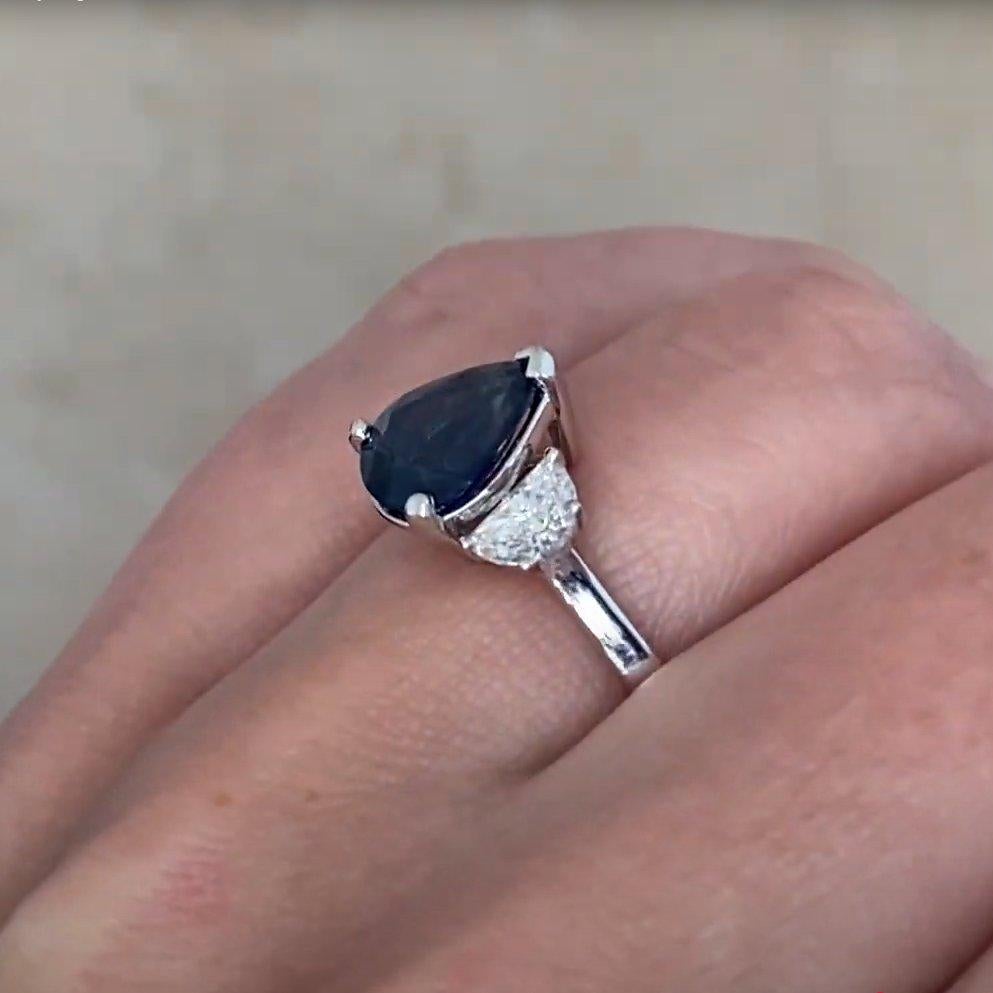 Birnenförmiger Saphir (ca. 1,5 Karat) mit Diamanten (ca. 0,3 Karat) Ring im Zustand „Hervorragend“ im Angebot in New York, NY