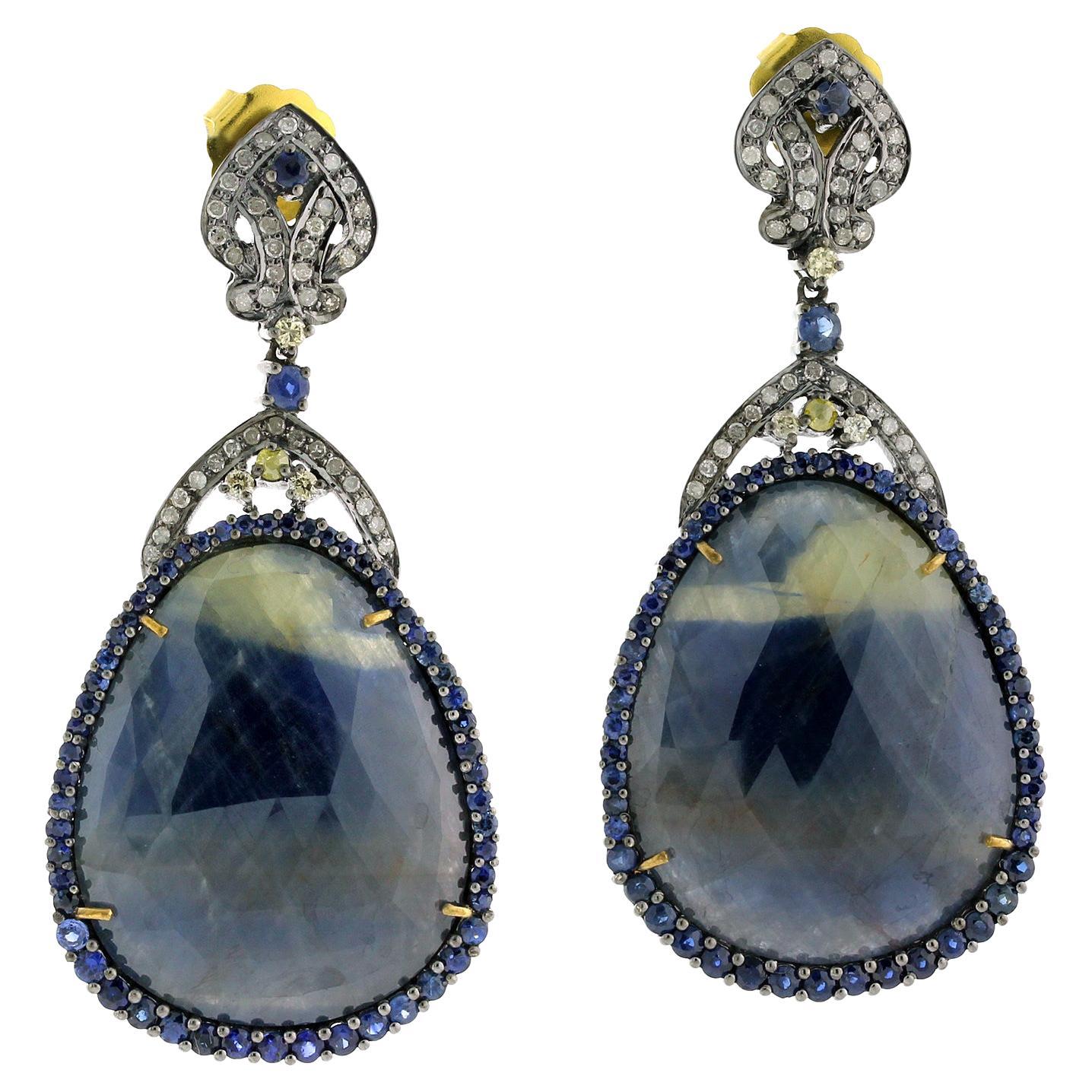 Boucles d'oreilles en or et argent 18 carats avec saphir en forme de poire et diamants  en vente