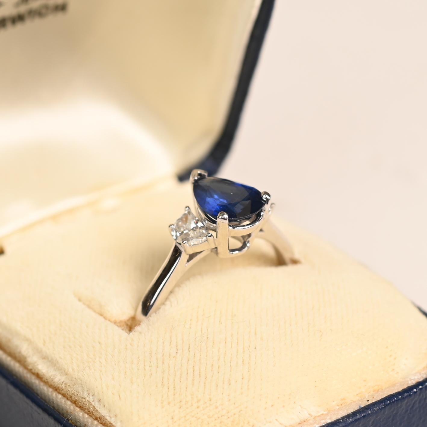 Questo squisito anello artigianale presenta uno splendido zaffiro a forma di pera di circa 1,5 carati, incastonato in una montatura aperta che mette in risalto la vivida brillantezza della gemma da ogni angolazione. La ricca tonalità dello zaffiro e