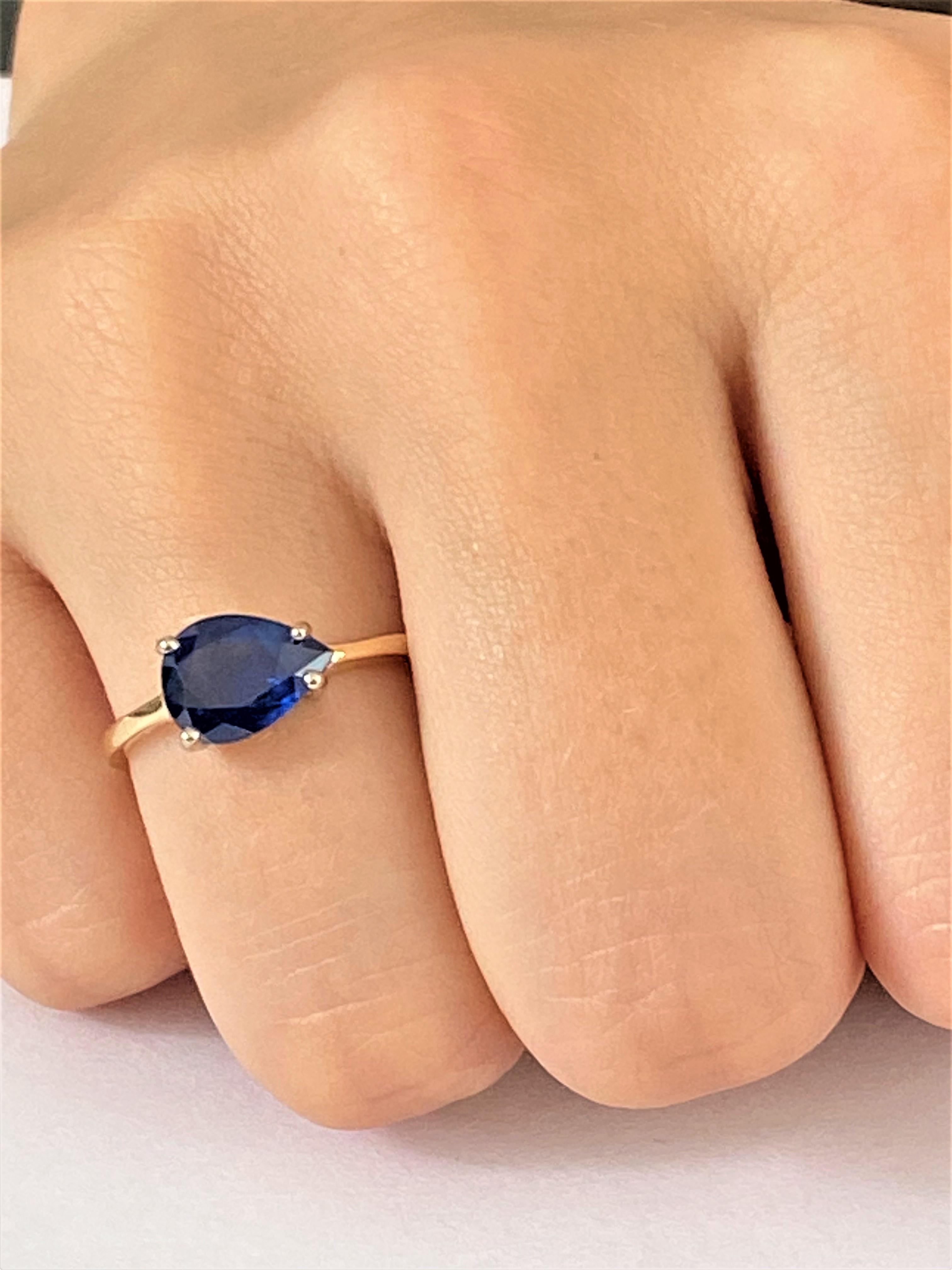 Pear-Shaped Sapphire White and Yellow Gold Cocktail Ring In New Condition In New York, NY