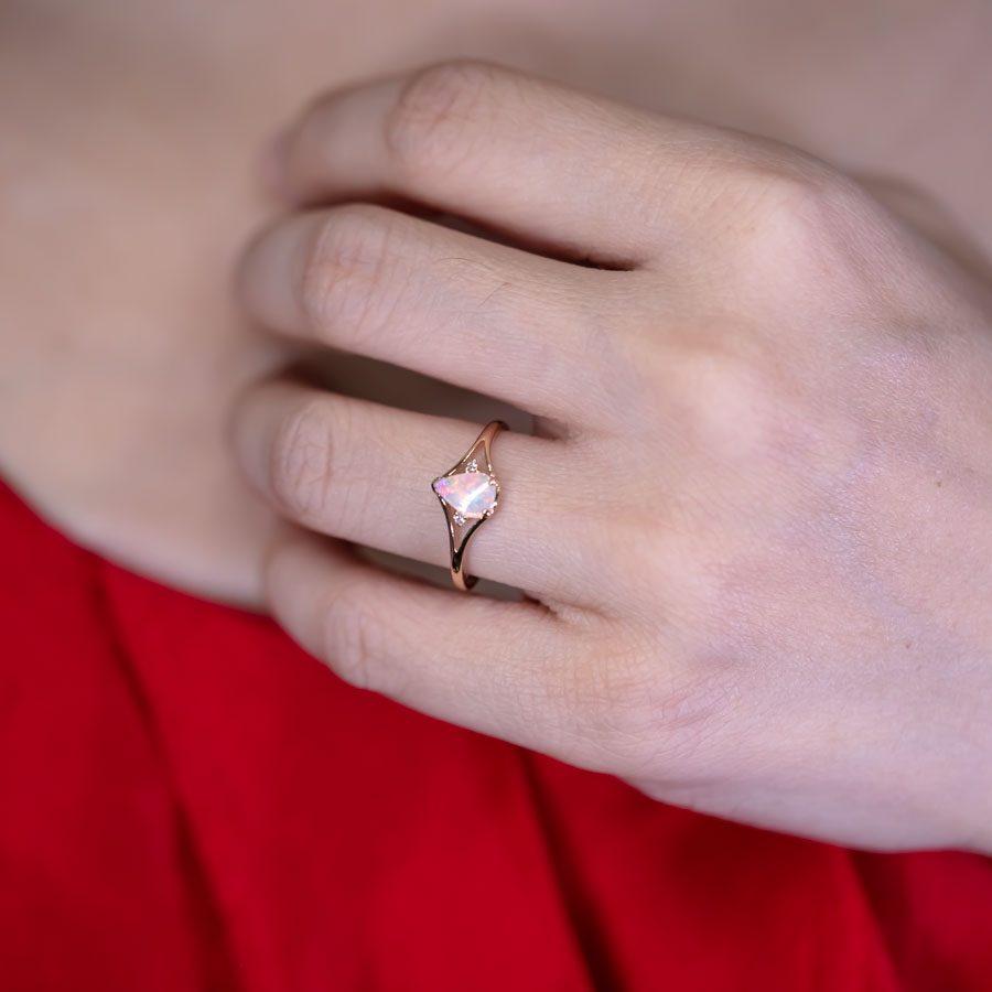 Bague en or jaune 14K avec opale australienne massive en forme de poire et diamant.


Expédition nationale gratuite par USPS First Class ! Sac ou boîte cadeau gratuit avec chaque commande !

L'opale, la reine des pierres précieuses, est l'une des