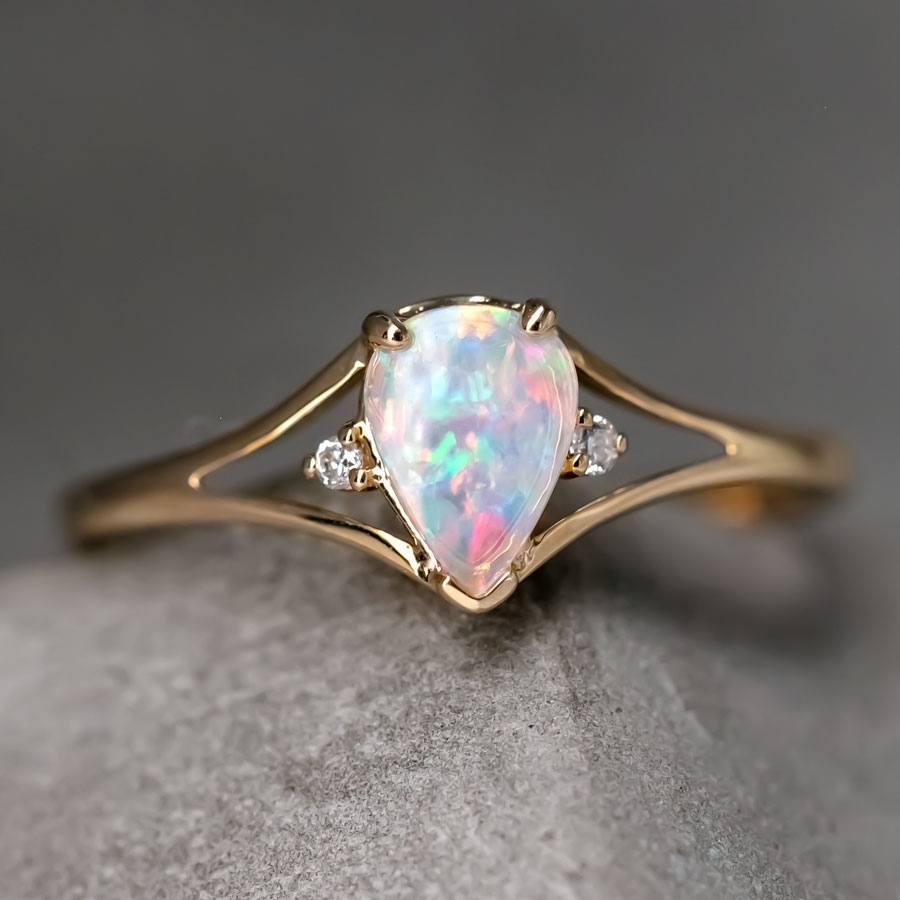 Arts and Crafts Bague poire en or jaune 14K avec opale et diamant en vente