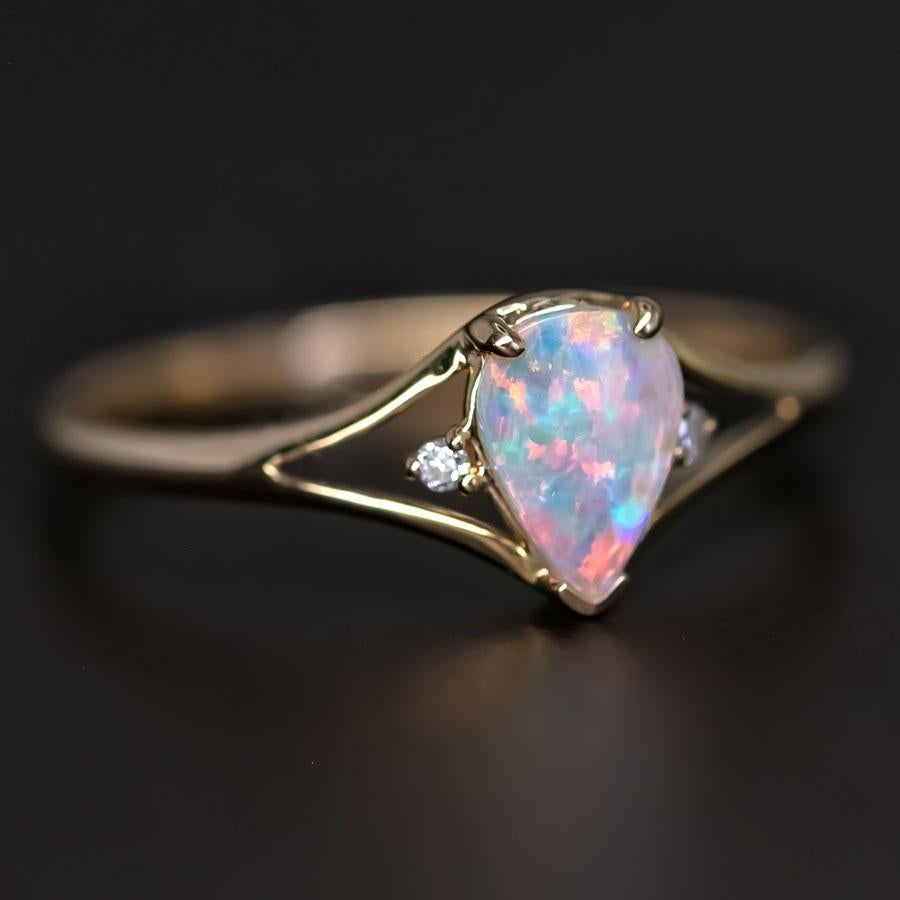 Taille poire Bague poire en or jaune 14K avec opale et diamant en vente