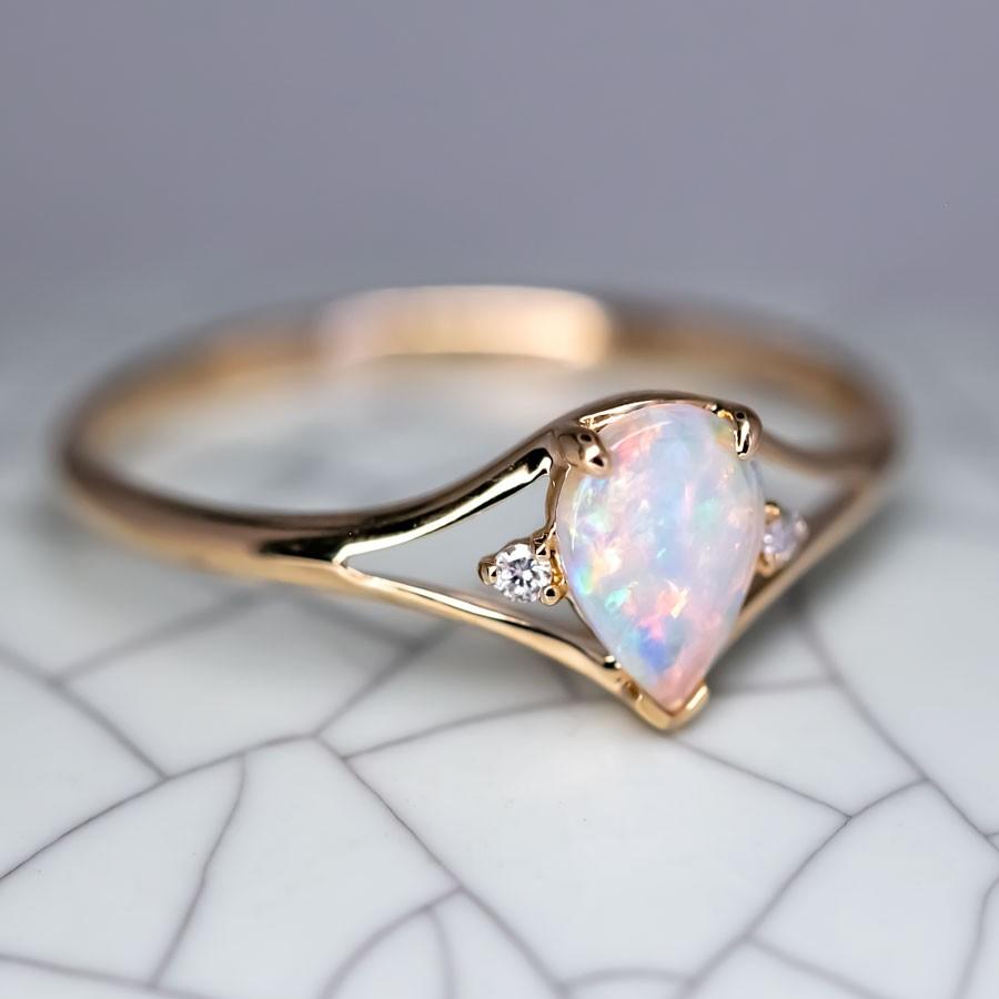 Bague poire en or jaune 14K avec opale et diamant Neuf - En vente à Suwanee, GA