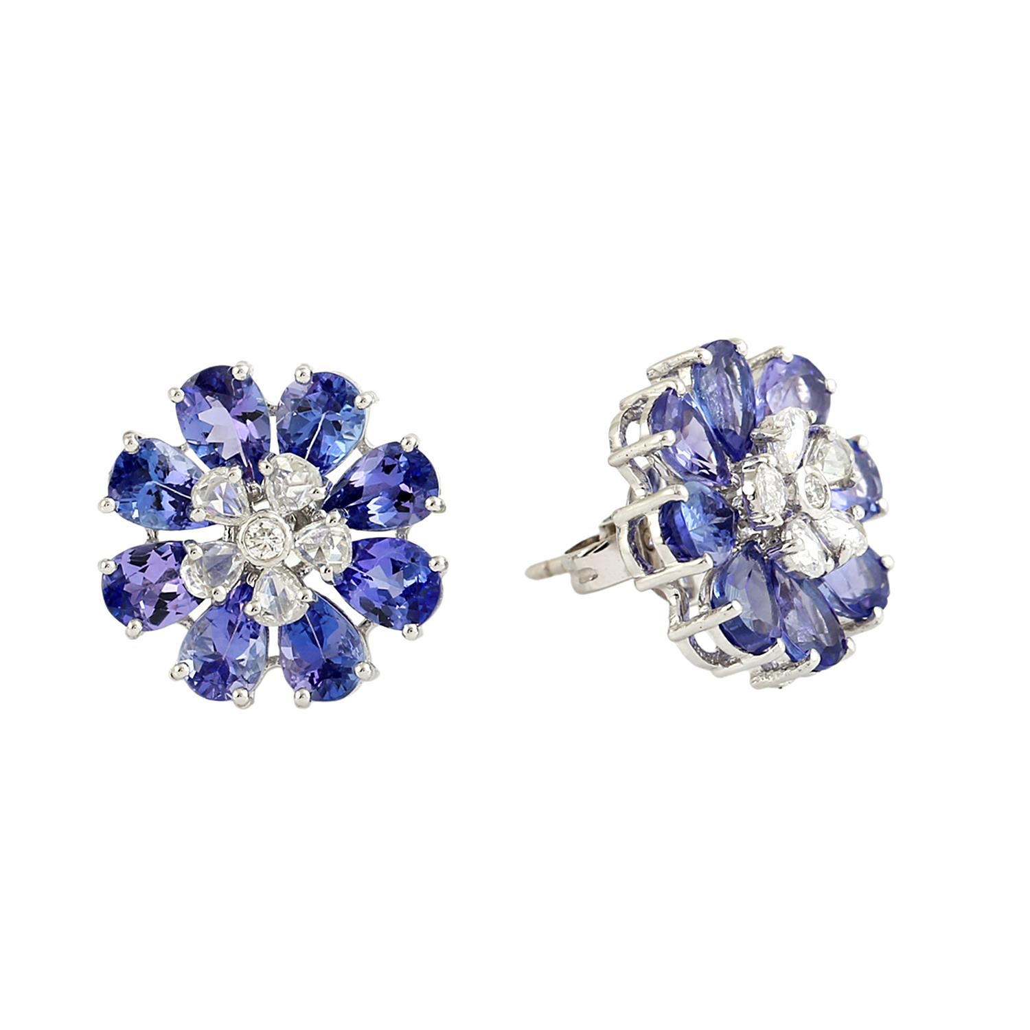 Art Déco Borchie floreali con tanzanite e diamanti a forma di pera in oro bianco 18 carati in vendita