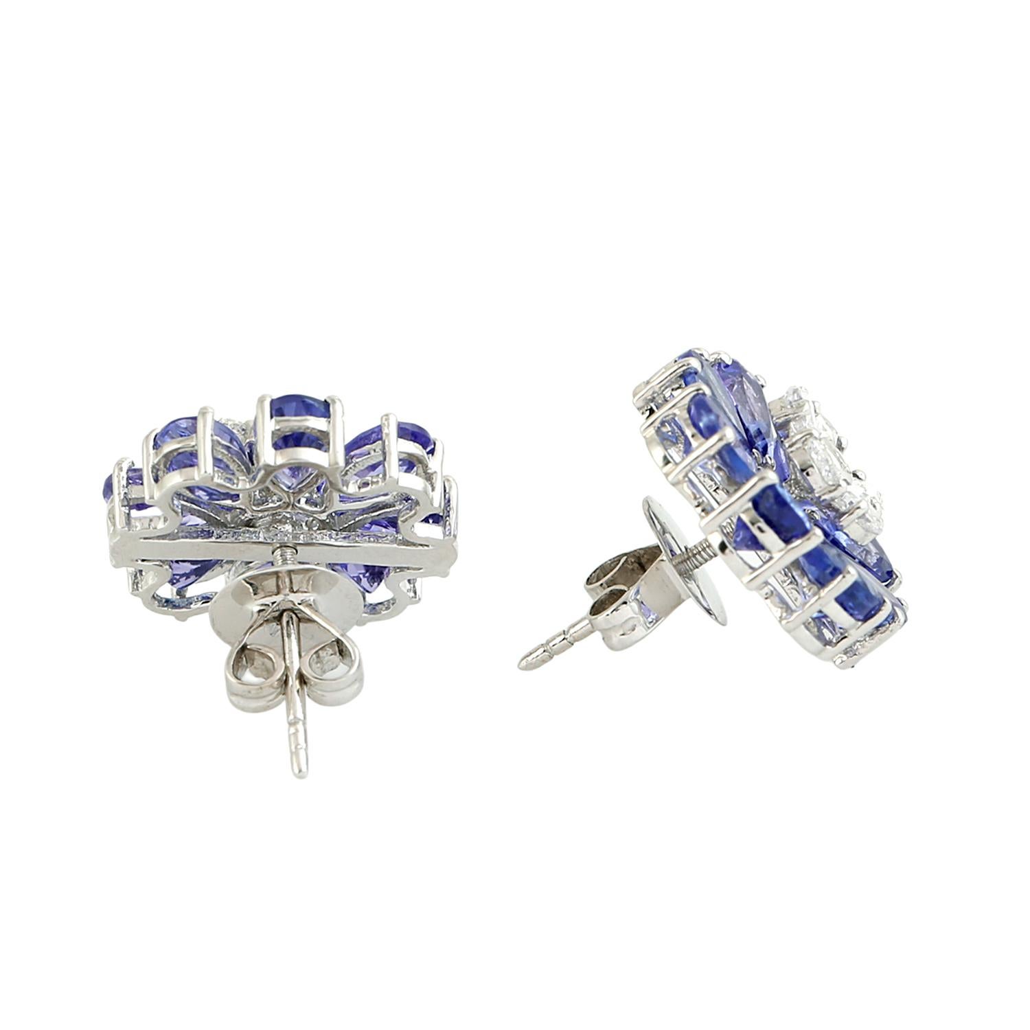 Taglio misto Borchie floreali con tanzanite e diamanti a forma di pera in oro bianco 18 carati in vendita