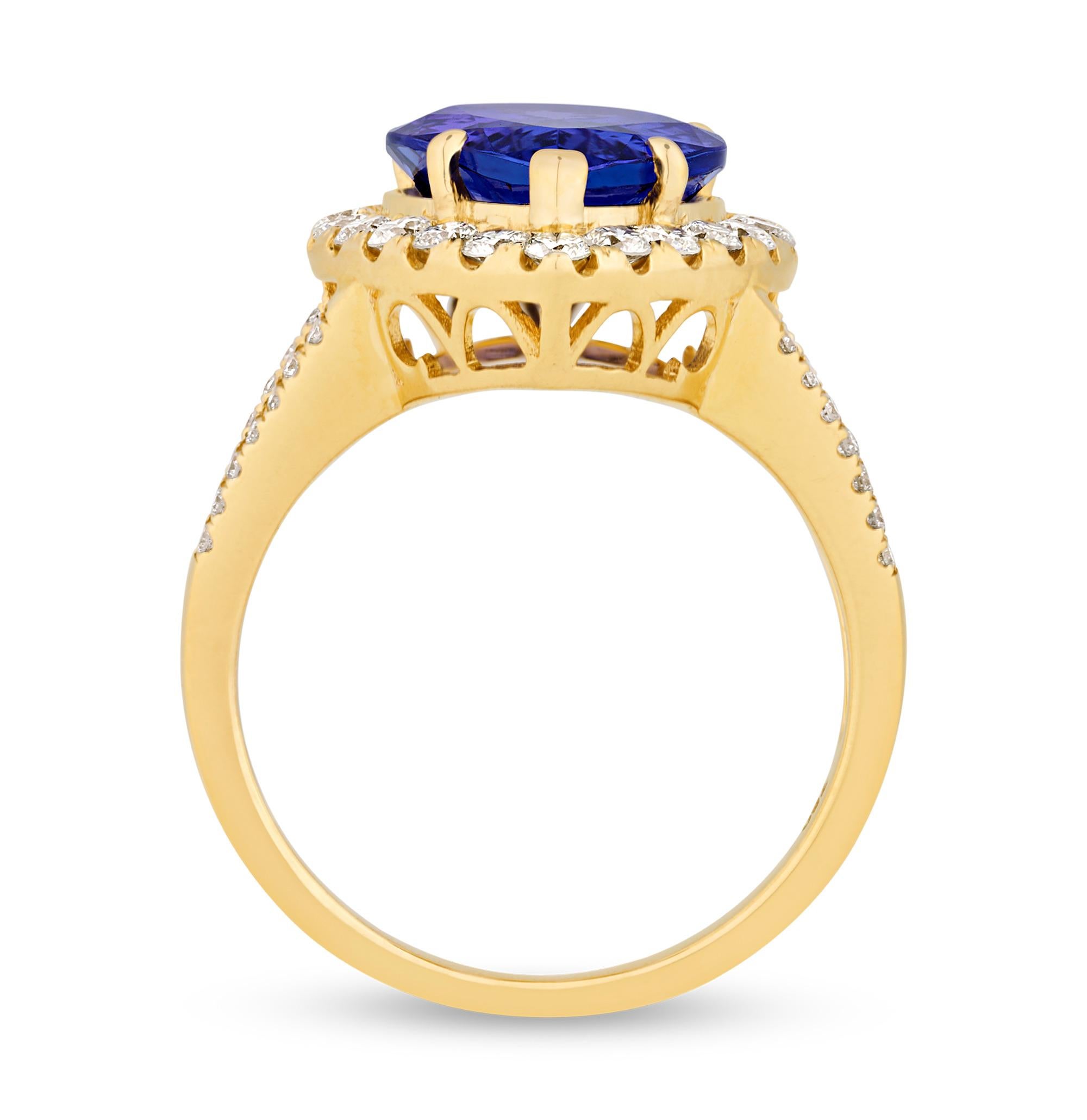 Ein birnenförmiger Tansanit von 5,53 Karat ist in diesem klassischen Ring gefasst. Der violettblaue Edelstein ist vom American International GemLab zertifiziert, und die Diamantakzente verleihen der Fassung aus 18 Karat Gelbgold zusätzlichen