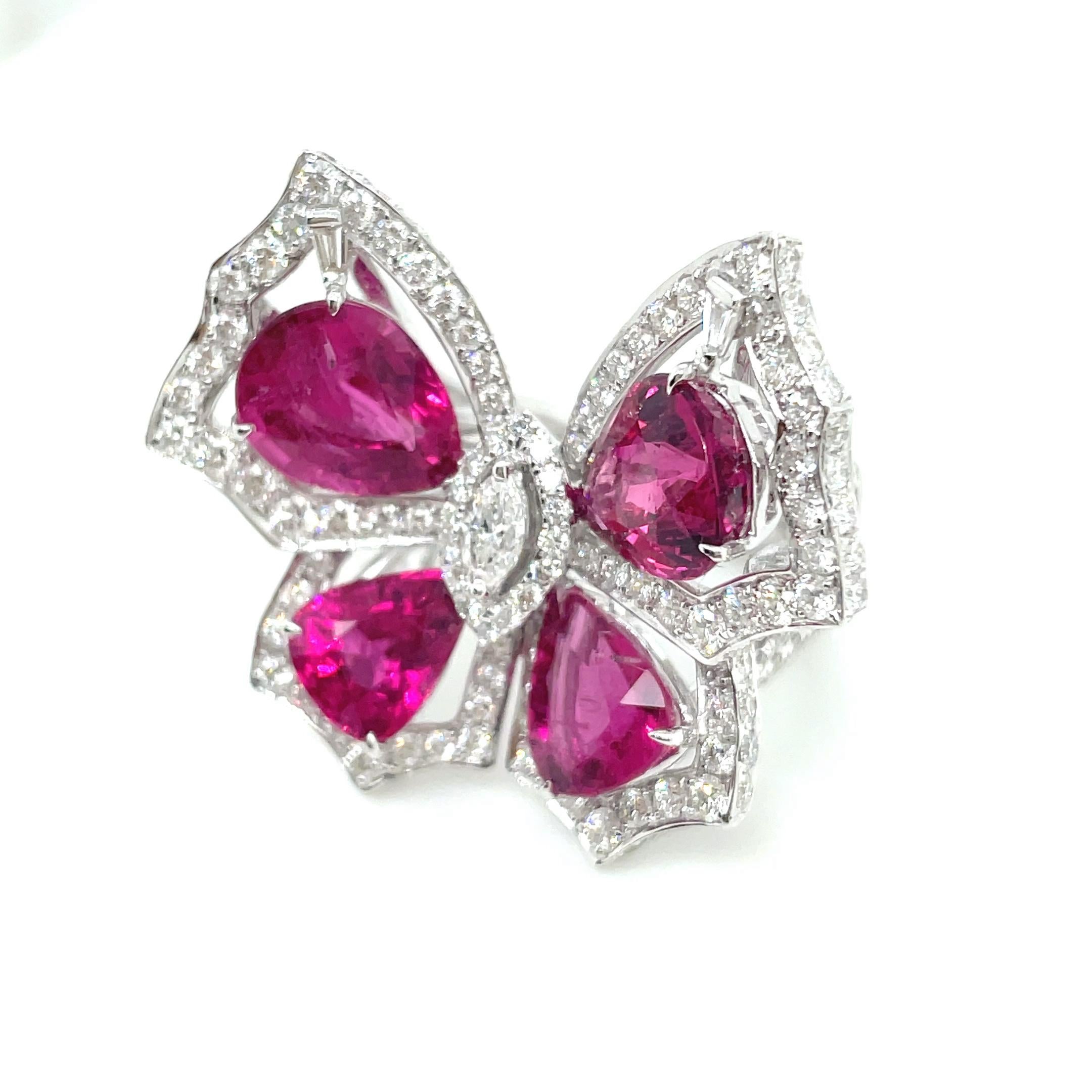 Cette bague papillon présente quatre tourmalines en forme de poire provenant du Mozambique et totalisant un magnifique 10,26 carats, gracieusement ornées de diamants ronds scintillants totalisant 4,25 carats. 

Le tout est serti dans un luxueux or