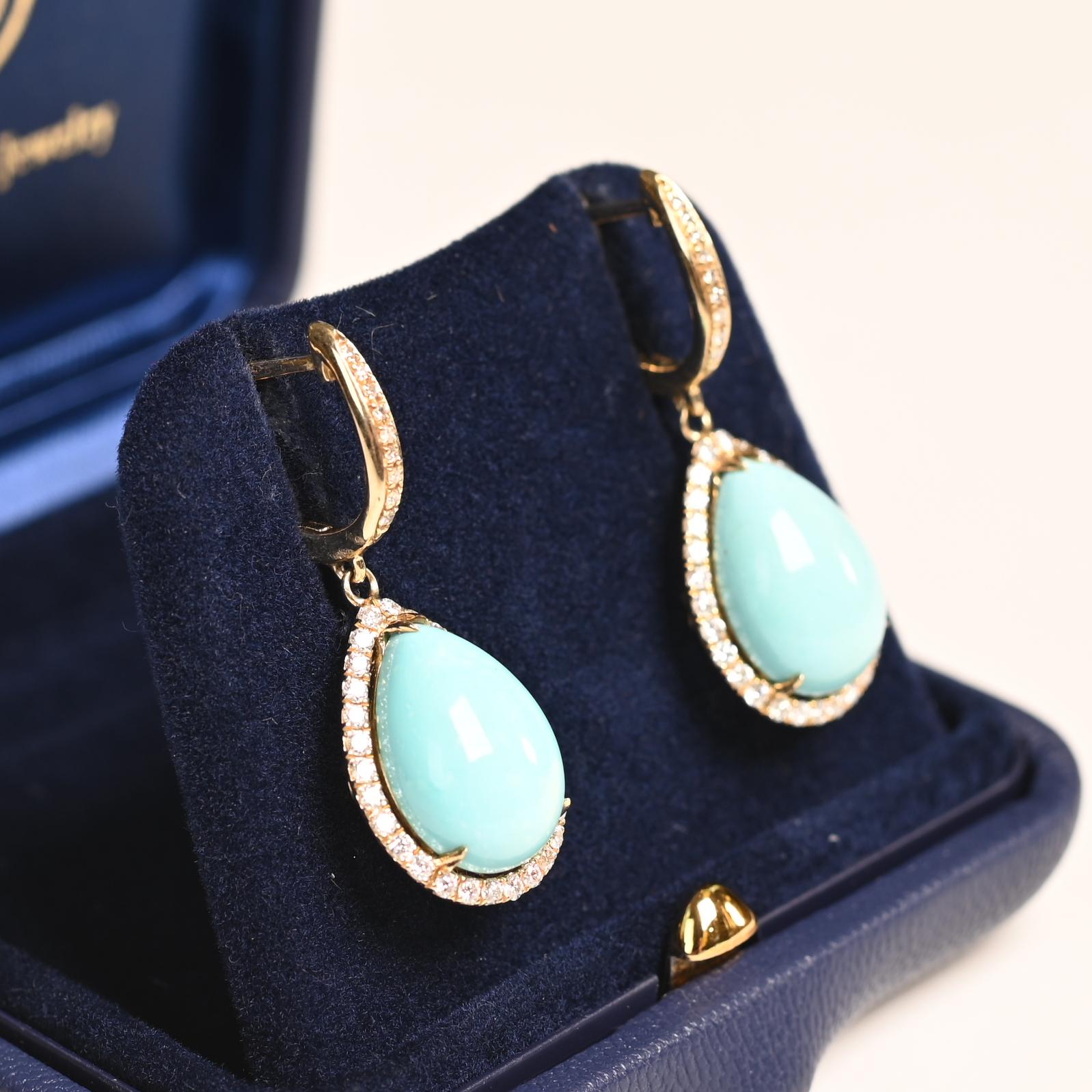Irradiando elegancia atemporal, estos exquisitos pendientes son una celebración de la belleza natural y la artesanía experta. Cada pendiente exhibe una impresionante piedra turquesa en forma de pera, apreciada por su tono vibrante y su carácter