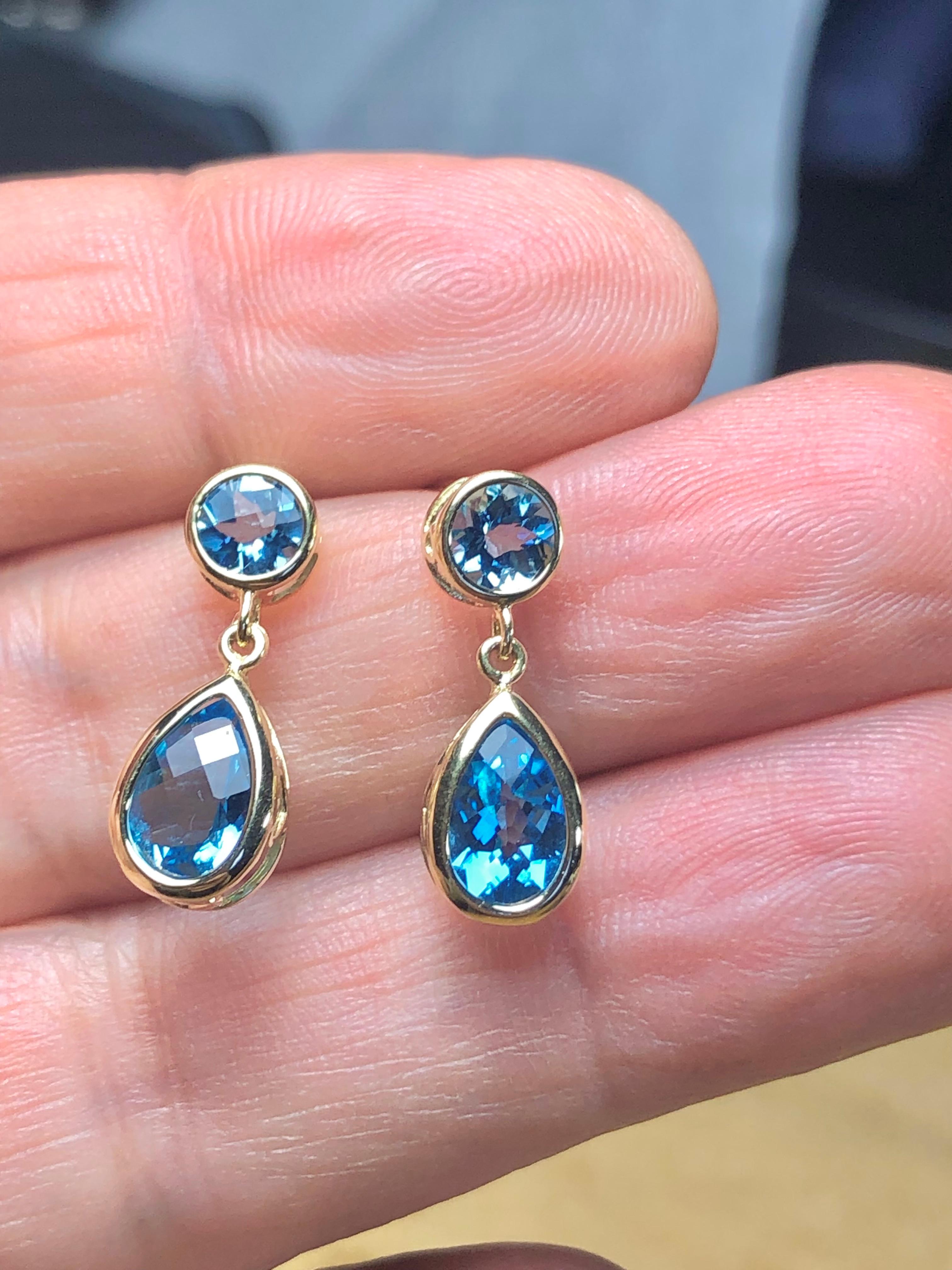 Contemporain Topaze bleu vif en forme de poire  Boucles d'oreilles pendantes en or jaune 14K en vente