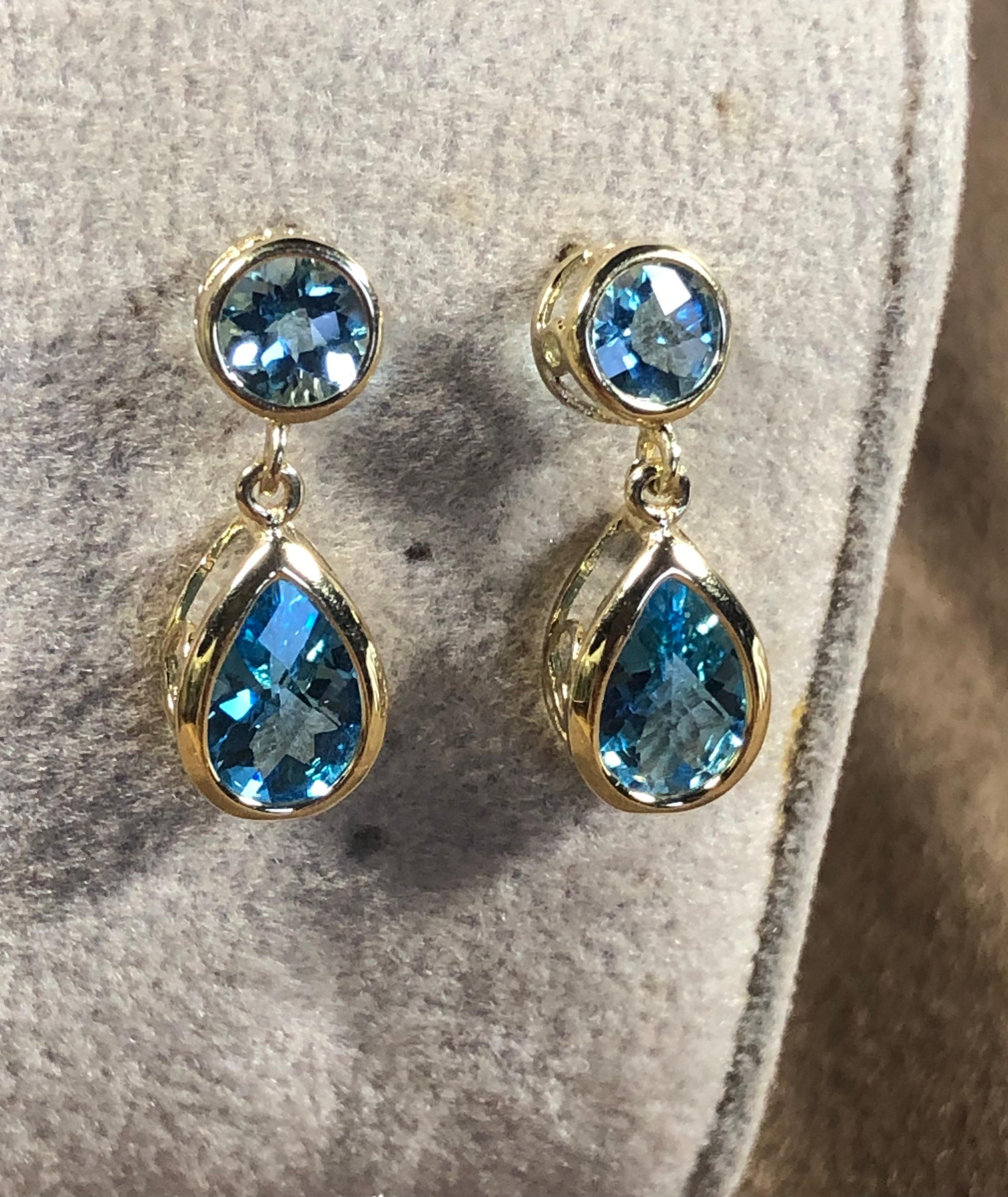 Topaze bleu vif en forme de poire  Boucles d'oreilles pendantes en or jaune 14K en vente 2