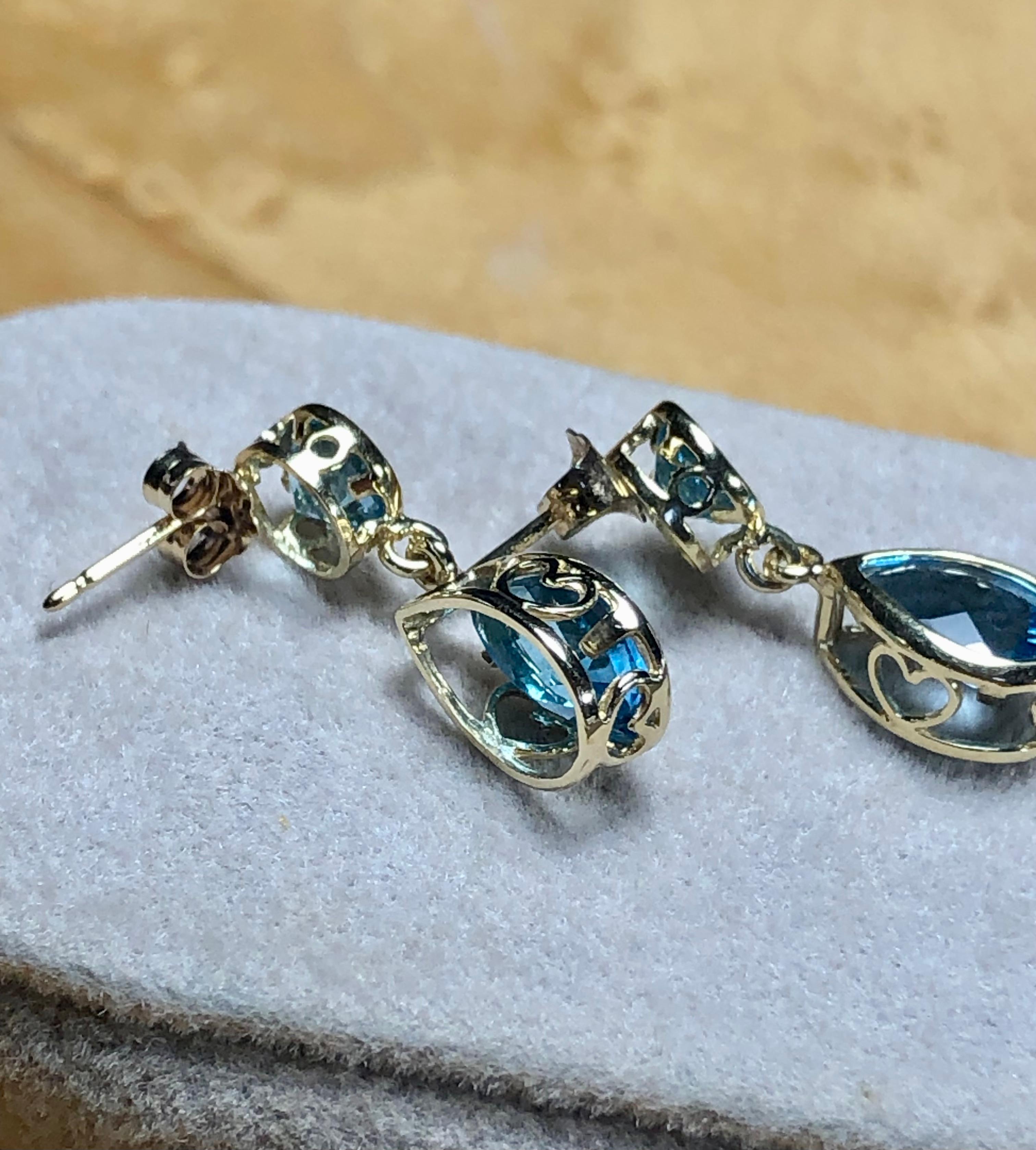 Topaze bleu vif en forme de poire  Boucles d'oreilles pendantes en or jaune 14K en vente 1