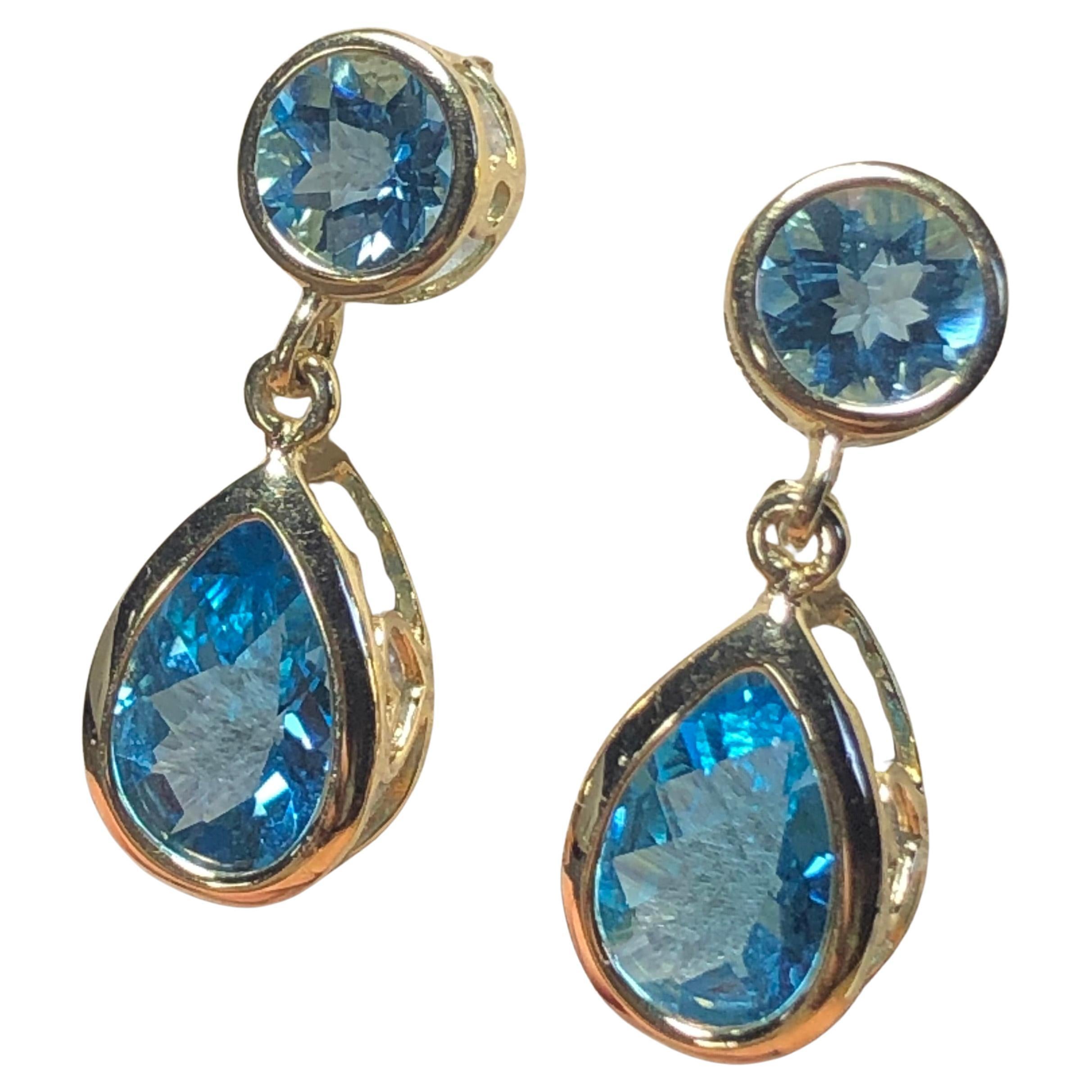 Taille poire Topaze bleu vif en forme de poire  Boucles d'oreilles pendantes en or jaune 14K en vente