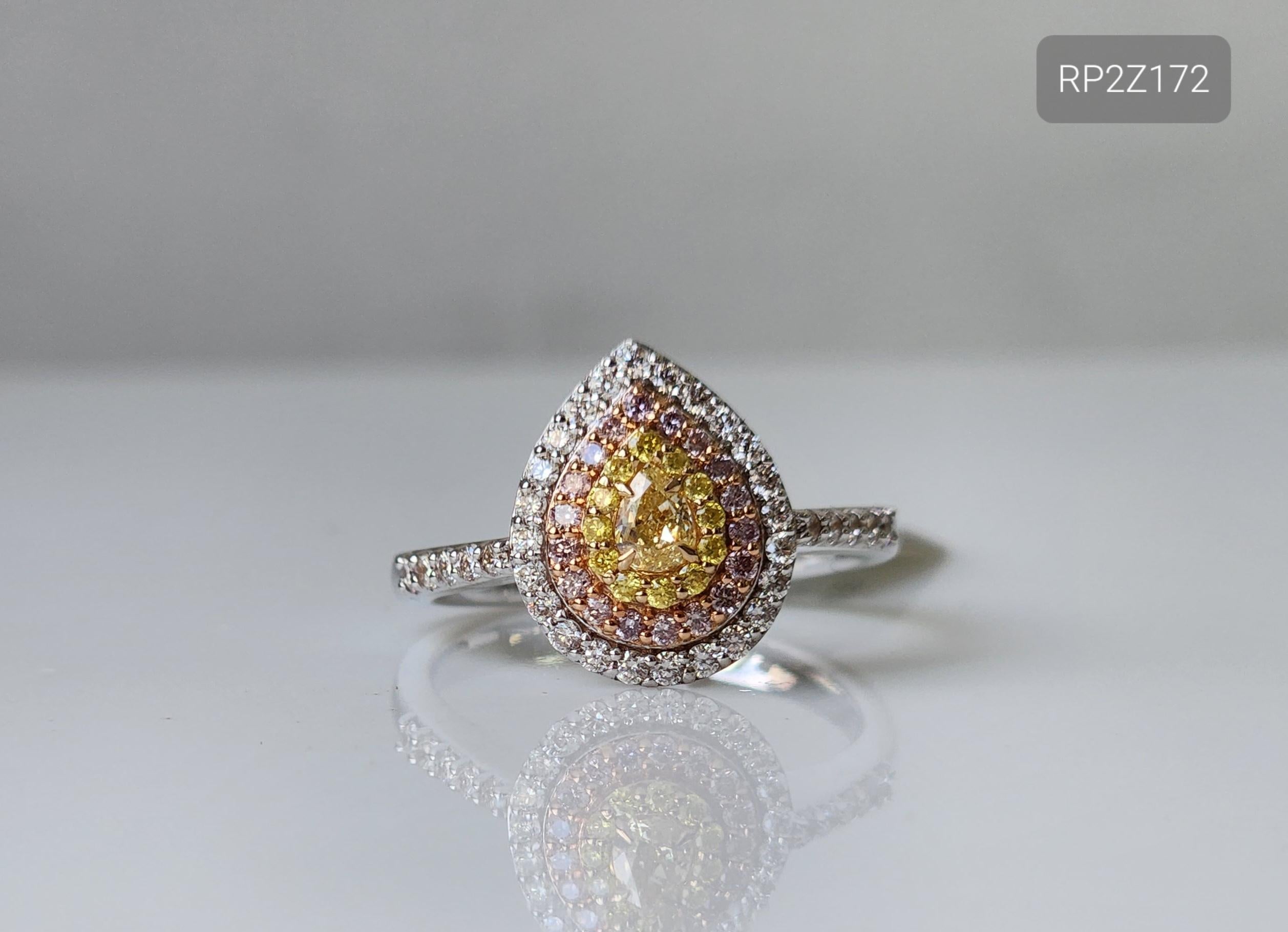 Un gioiello splendido, l'anello a forma di pera attirerà sicuramente la tua ammirazione. Il centro dell'anello è un diamante giallo a forma di pera da 0,17 carati squisitamente sfaccettato e incastonato in oro bianco 18 carati. Un'aureola di