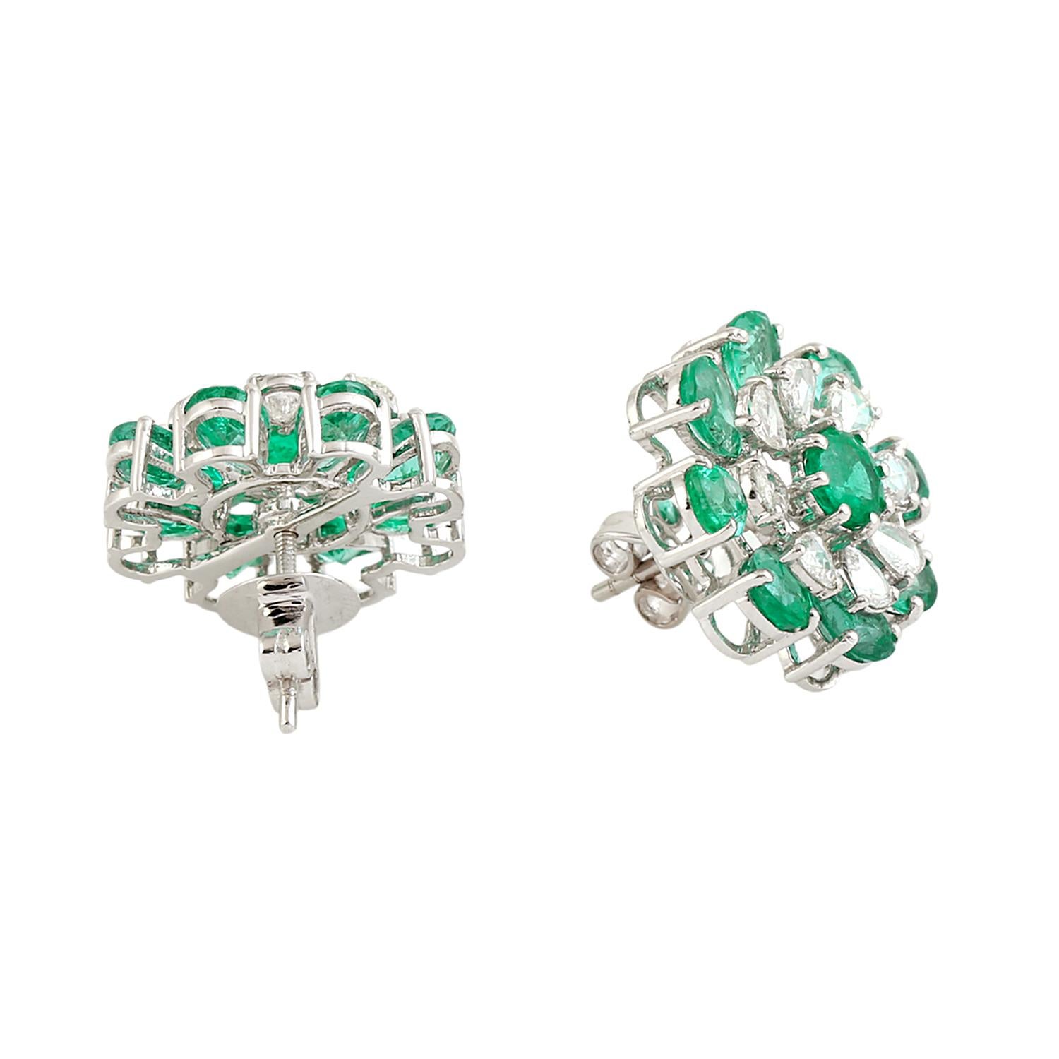 Art déco Boucles d'oreilles florales en or blanc 18 carats, émeraude zambienne en forme de poire et diamants en vente