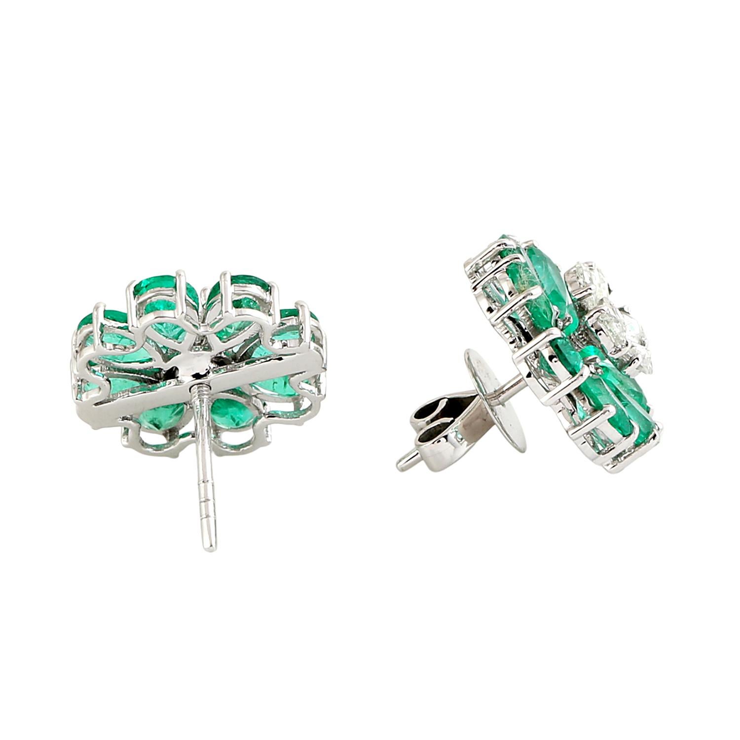 Art déco Boucles d'oreilles florales en or blanc 18k en forme de poire avec émeraude de Zambie et diamants en vente
