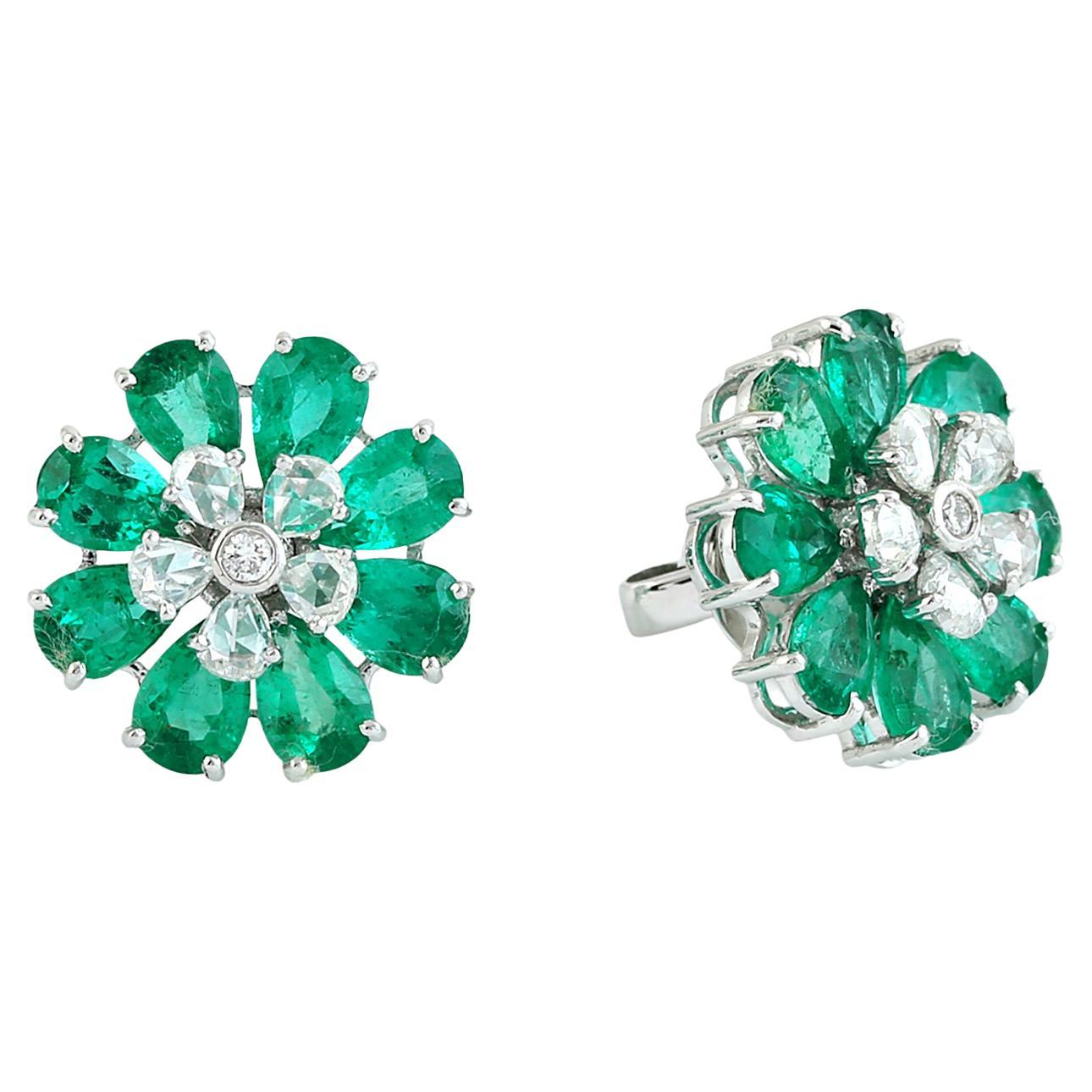 Birnenförmige sambische Smaragd Blumen Ohrstecker mit Diamanten aus 18k Weißgold