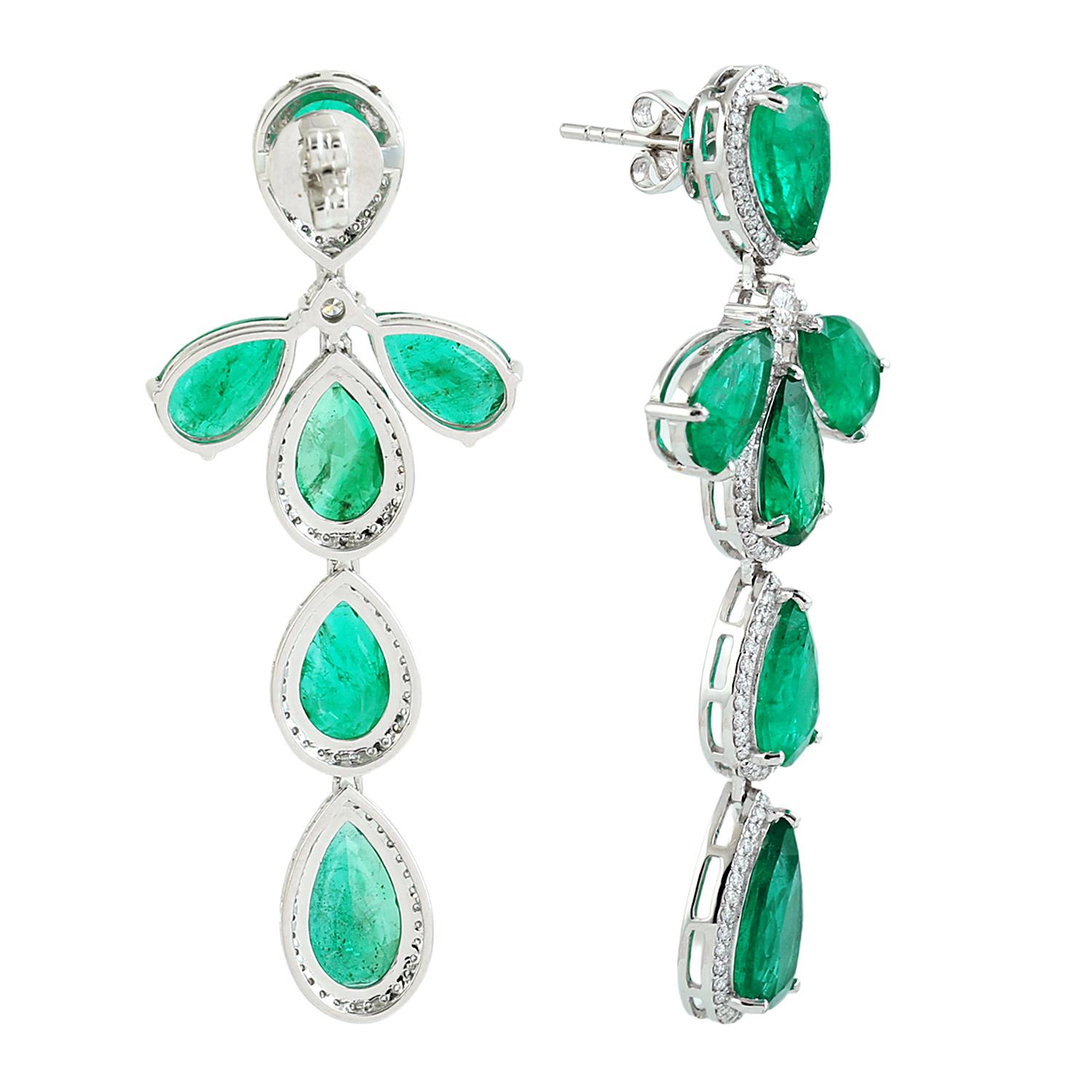 Art déco Boucles d'oreilles pendantes en forme de poire avec émeraude de Zambie et diamants en 18k en vente