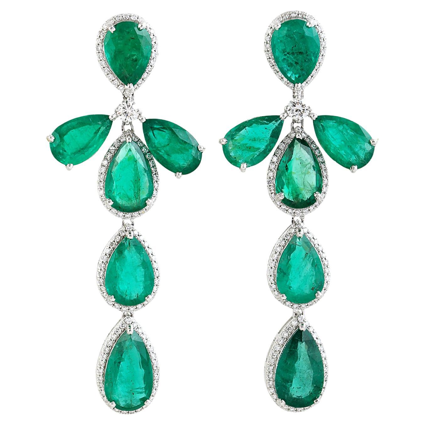 Boucles d'oreilles pendantes en forme de poire avec émeraude de Zambie et diamants en 18k en vente