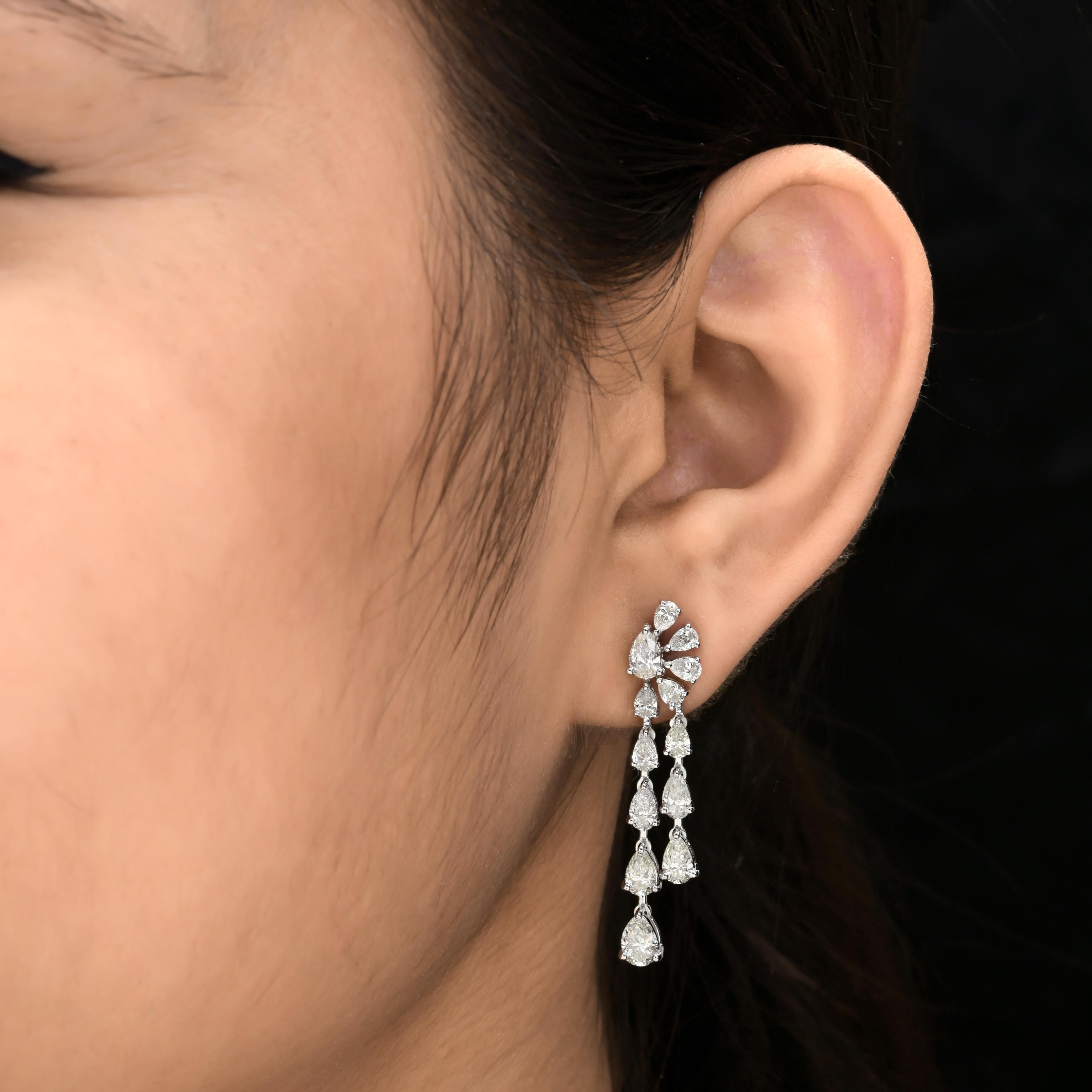 Pear SI/H 4.25Ct Diamond 14 Karat White Gold Drop Earrings All Tariffs Paid
The earrings feature a dual cascading drop structure, showcasing two vertical strands of pear-cut diamonds. The design begins with an artful cluster of pear-cut diamonds at