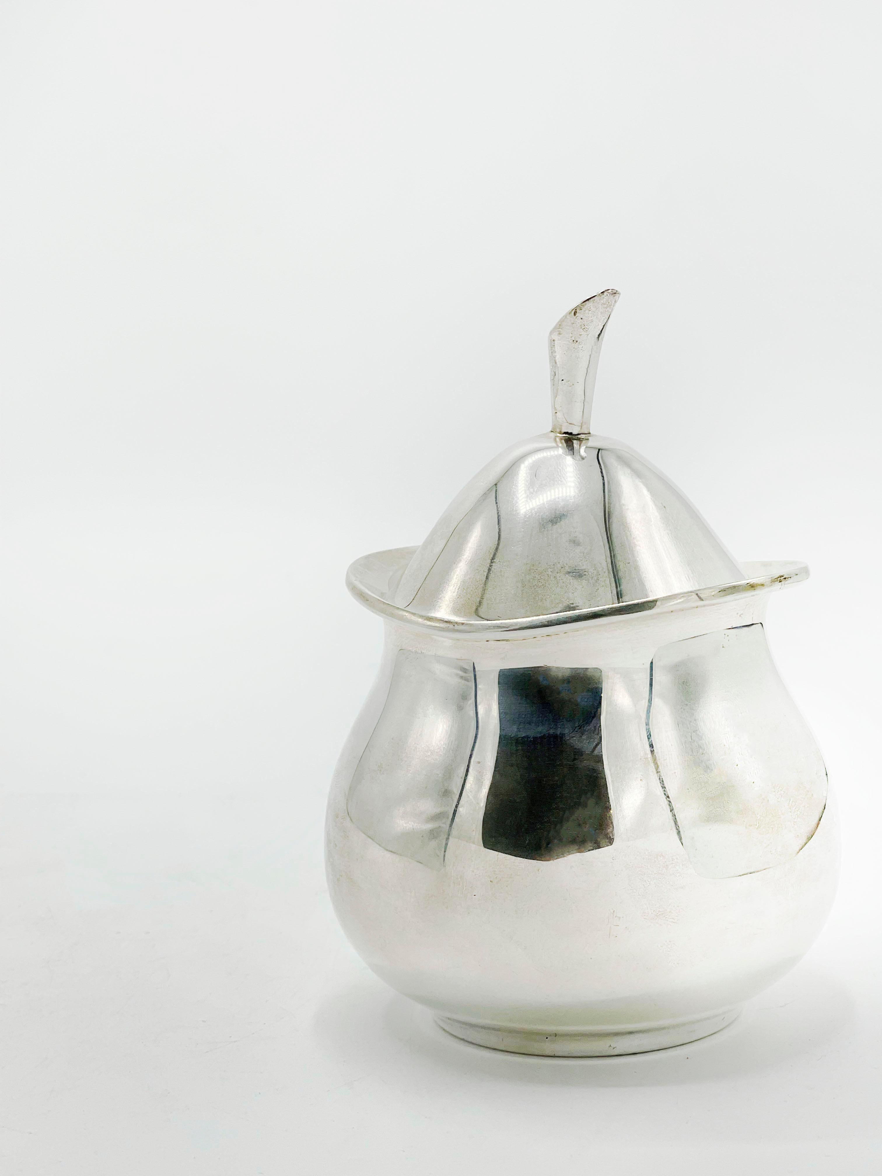 Pear sugar bowl, Georg Jensen in sterling silver
Beautiful Art Deco silver sugar bowl with a simple but striking design due to its pear shape, which is what makes it stand out.
Measures:
Height: 13 centimeters
Diameter: 8.5 centimeters