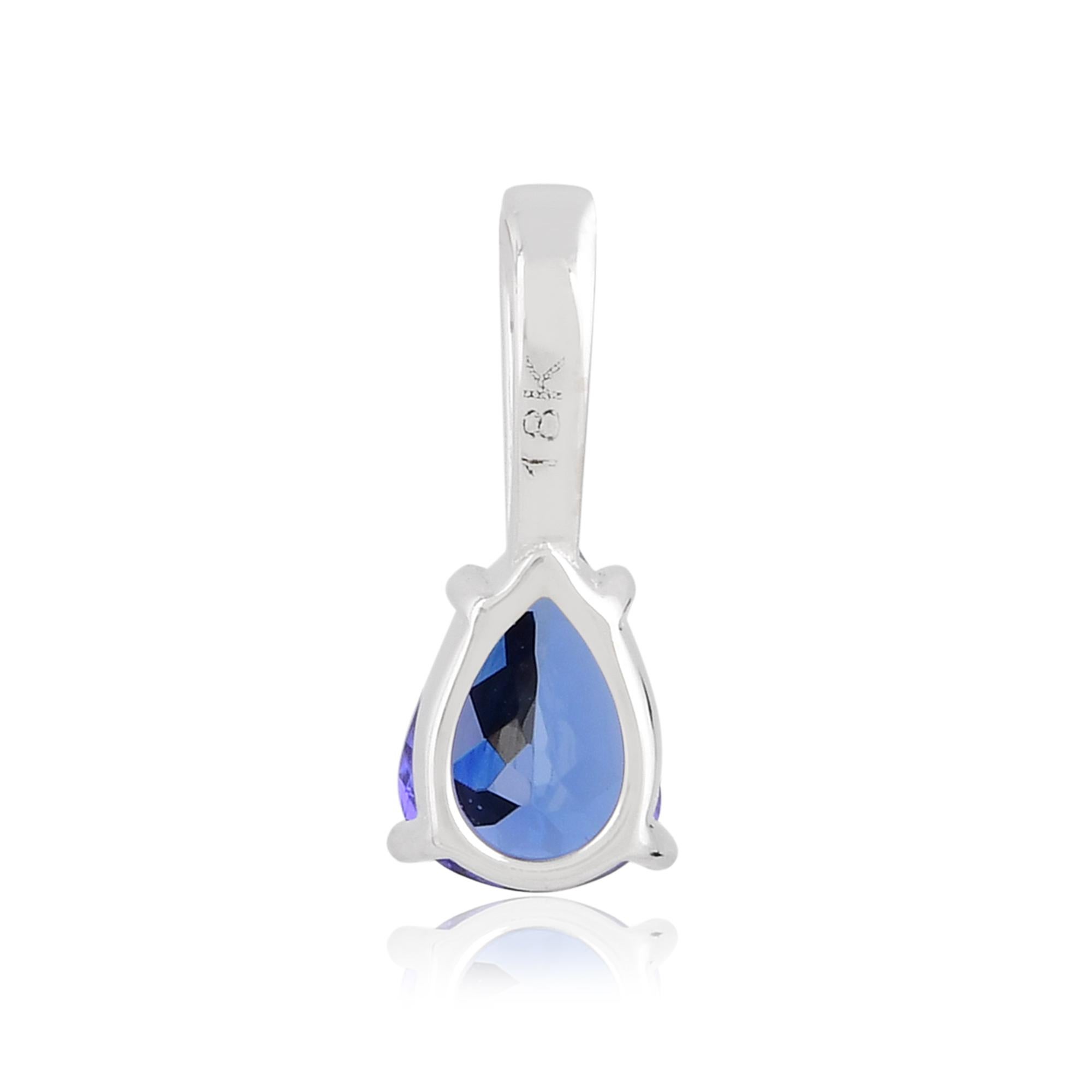 Il punto focale di questo ciondolo è l'affascinante gemma di tanzanite a forma di pera. Nota per il suo accattivante colore blu-violetto, la tanzanite emana eleganza e fascino. Il taglio a pera ne esalta la brillantezza e la luminosità, creando un