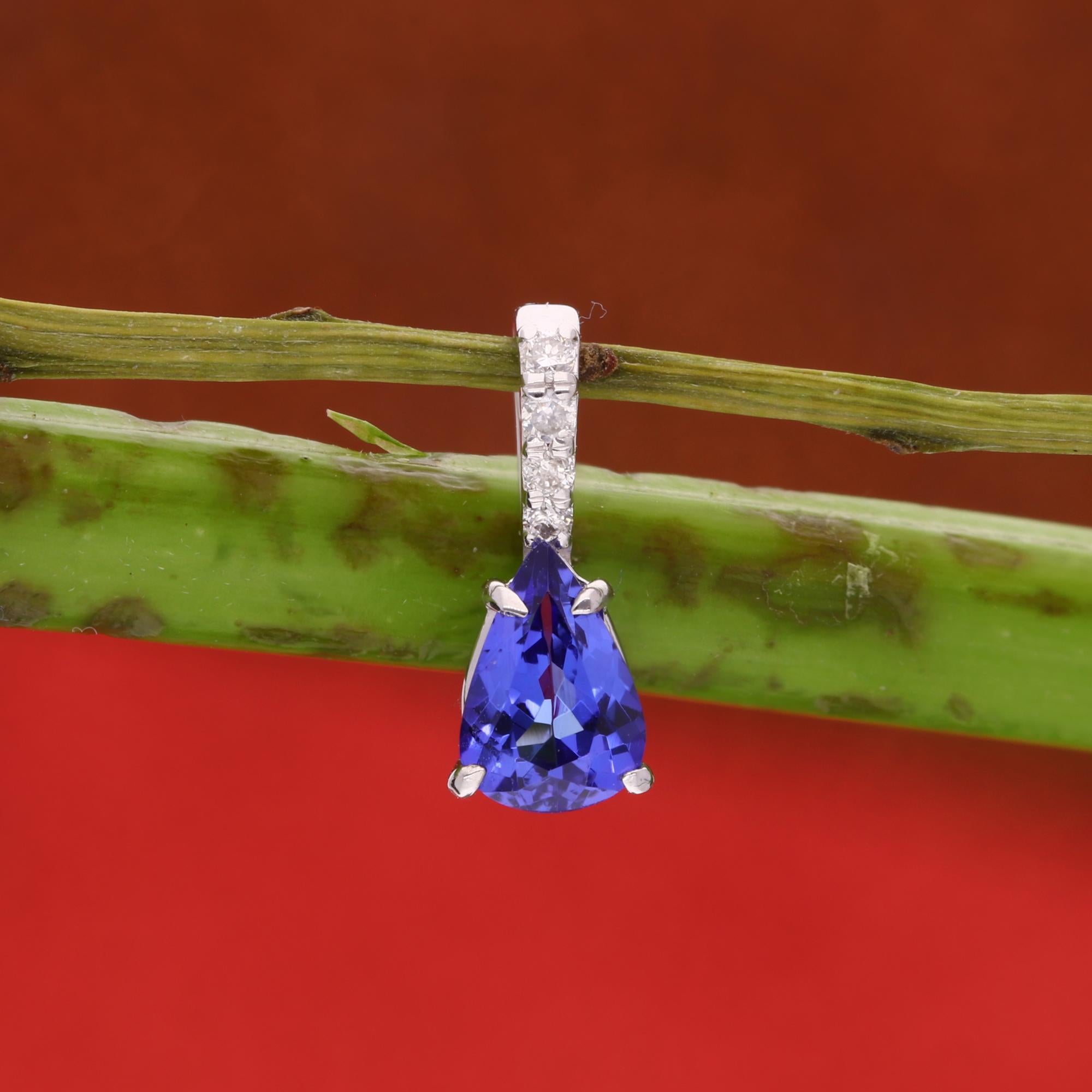 Moderno Pear Tanzanite Gemstone Charm Diamond Pave Pendant Gioielli in oro bianco 18 carati in vendita