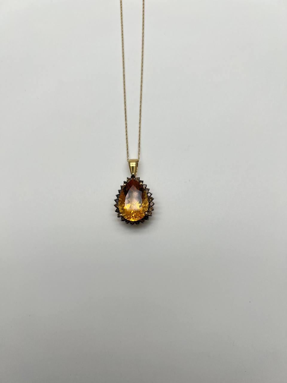 Birnenförmige Citrin-Anhänger-Halskette mit einem atemberaubenden tropfenförmigen Citrin-Edelstein.

Dieser Anhänger ist von einem Heiligenschein aus dunklen, facettierten Diamanten umgeben, der seinen strahlenden Glanz noch verstärkt.

Der Anhänger