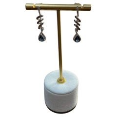 Pendientes gota pera lágrima zafiro azul diamantes blancos espiral oro blanco 14K