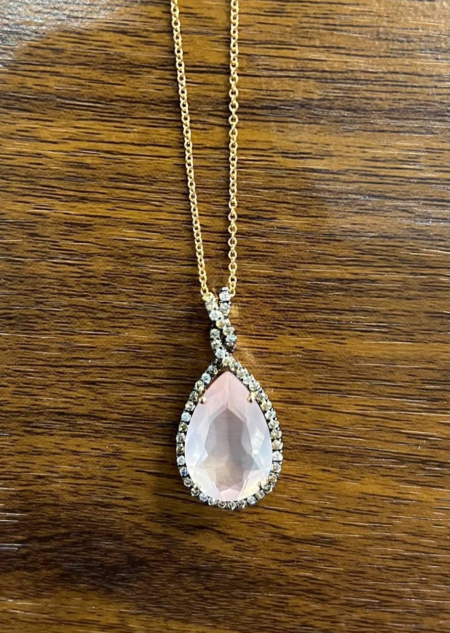Collana con ciondolo in oro rosa 14K con diamanti, taglio a goccia, pera e quarzo rosa. In condizioni Nuovo in vendita a Oakton, VA