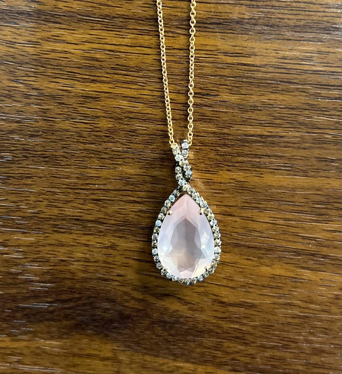 Donna Collana con ciondolo in oro rosa 14K con diamanti, taglio a goccia, pera e quarzo rosa. in vendita