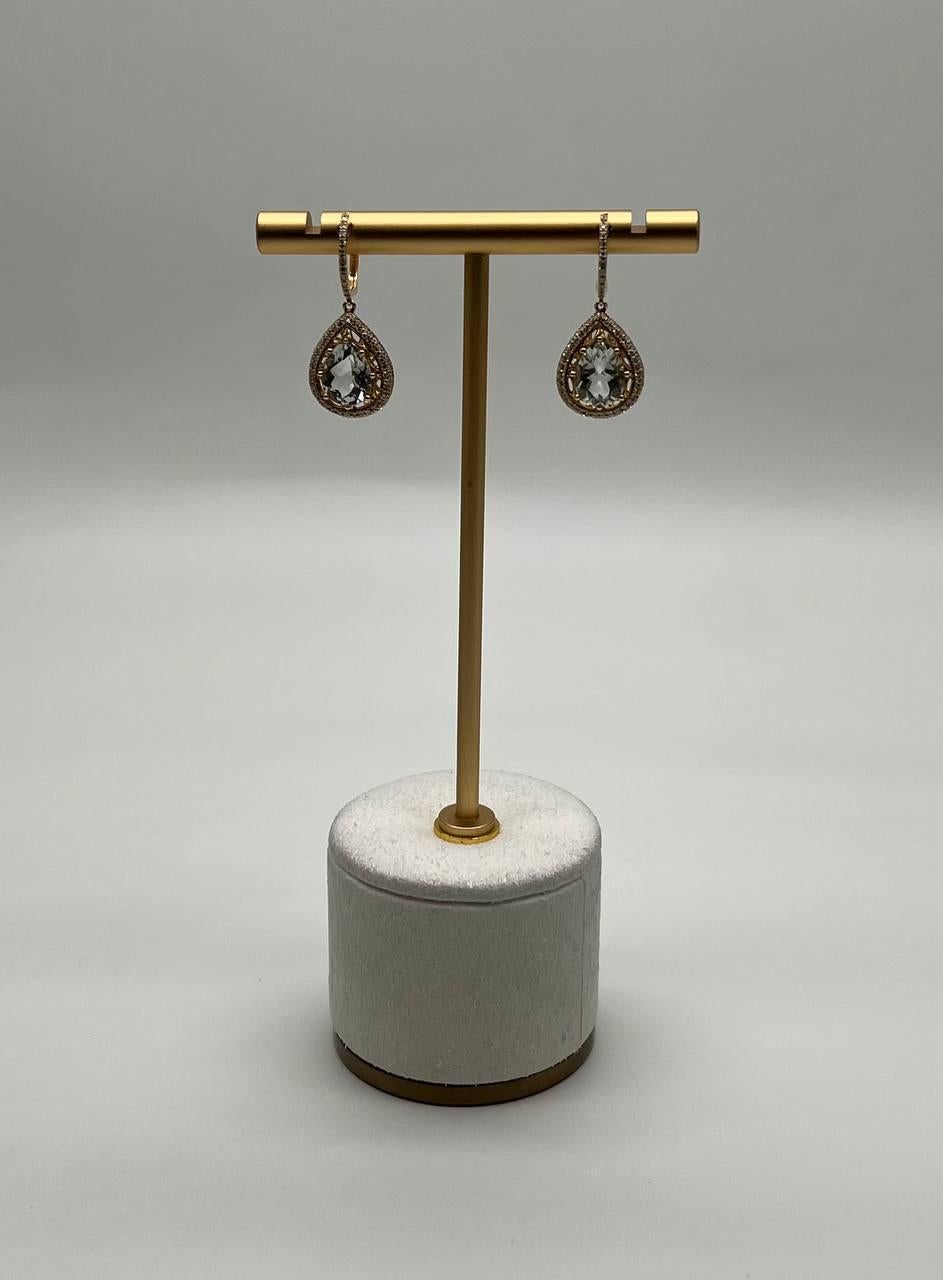Eleganti orecchini a goccia con ametista verde a forma di goccia circondata da un'aureola di diamanti scintillanti. Il disegno è sospeso da un delicato cerchio che aggiunge un tocco di raffinatezza. Oro giallo 14K. Diamanti 0,55 CTW. 3,40 Ametista
