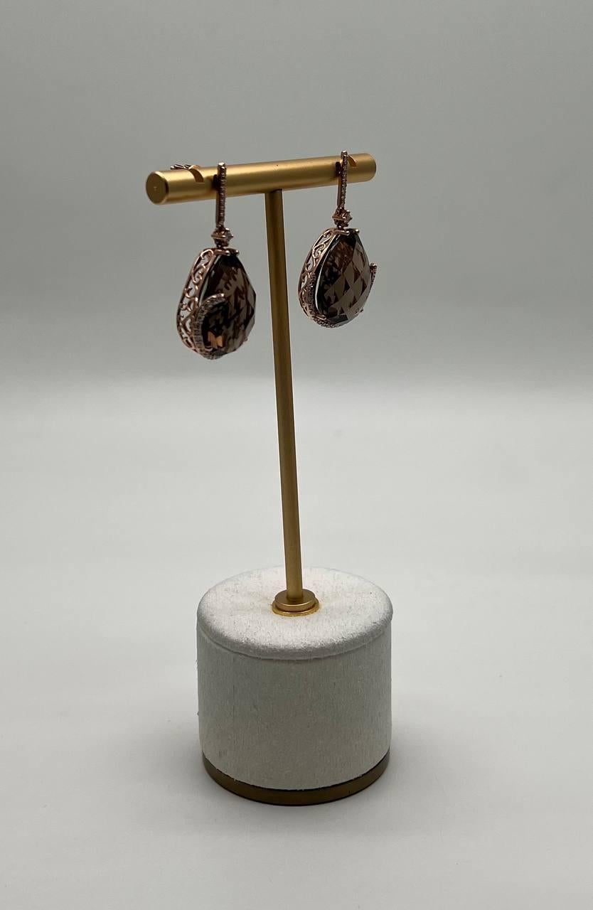 Moderno Orecchini a goccia a forma di pera in quarzo marrone fumé in oro rosa 14K con diamanti a raggiera in vendita