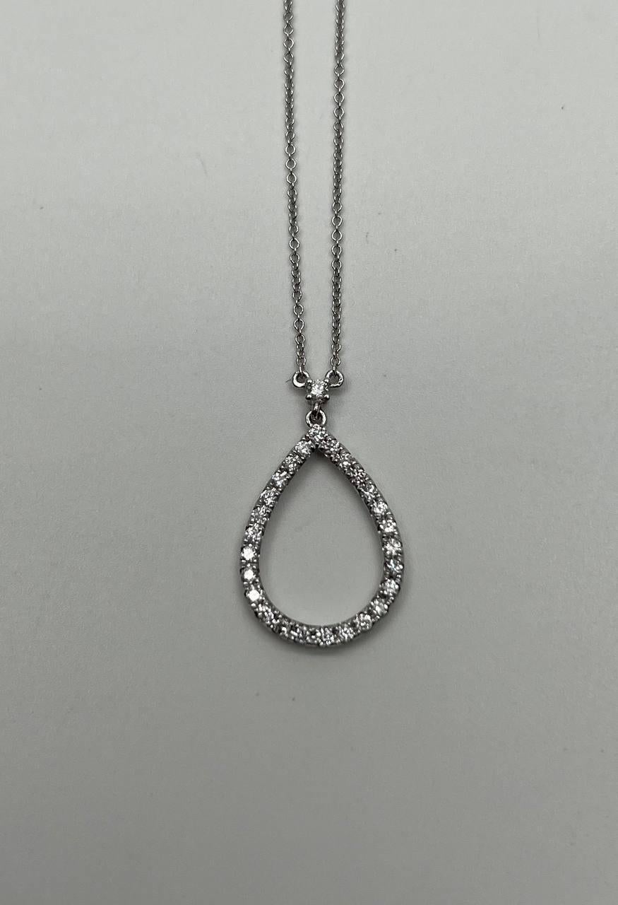 Questa splendida collana è realizzata in oro bianco 18 carati. Il ciondolo presenta un design a forma di pera ornato da scintillanti diamanti bianchi. I diamanti sono meticolosamente incastonati, creando una splendida forma a goccia aperta. 
Pietra