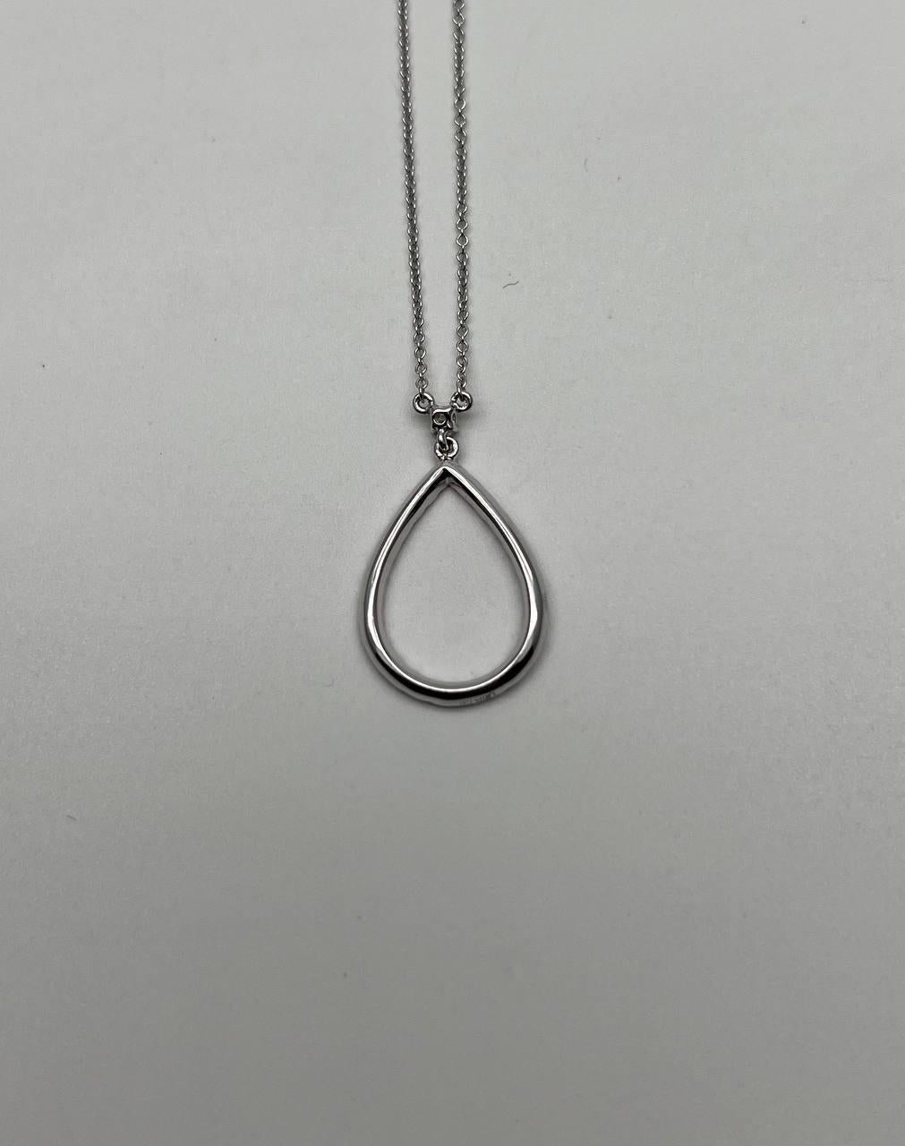 Taglio a goccia Collana con ciondolo in oro bianco 18 carati con diamanti a forma di uovo, a forma di pera, a goccia. in vendita