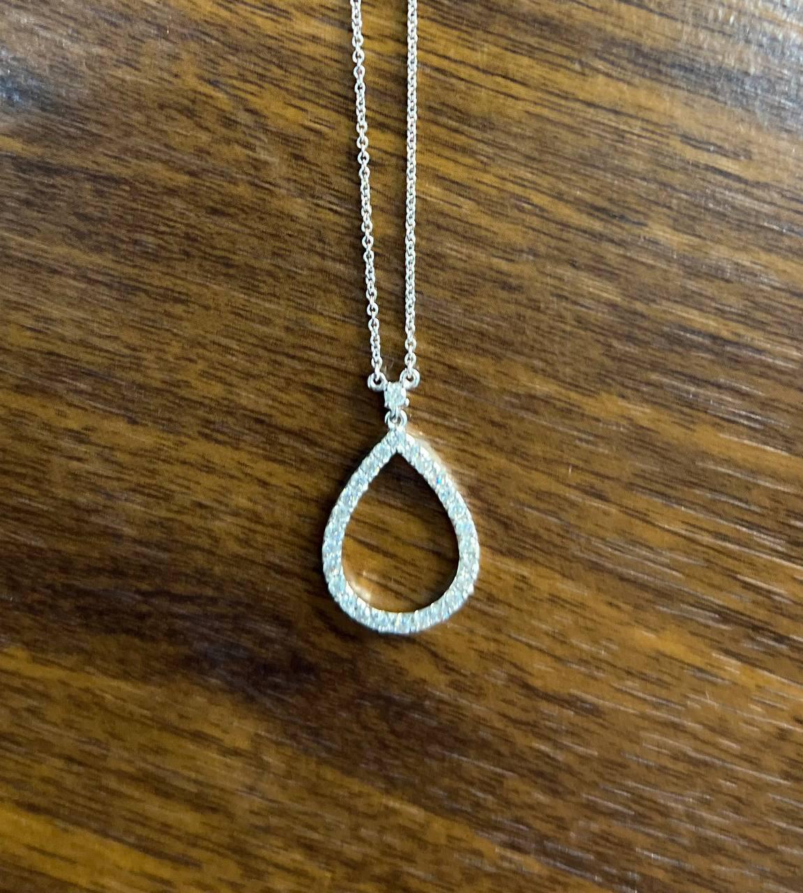 Donna Collana con ciondolo in oro bianco 18 carati con diamanti a forma di uovo, a forma di pera, a goccia. in vendita
