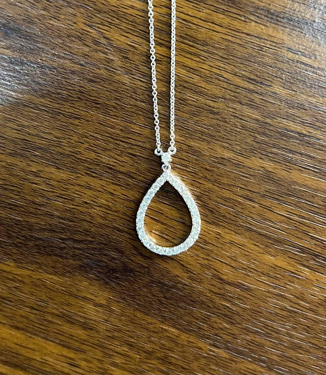 Collana con ciondolo in oro bianco 18 carati con diamanti a forma di uovo, a forma di pera, a goccia. in vendita 1