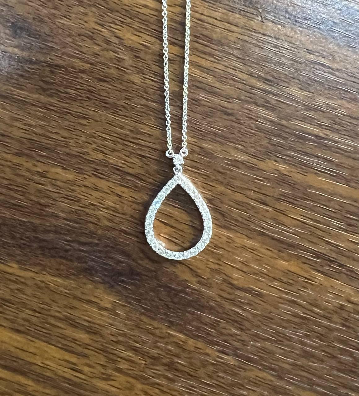Collana con ciondolo in oro bianco 18 carati con diamanti a forma di uovo, a forma di pera, a goccia. in vendita 2