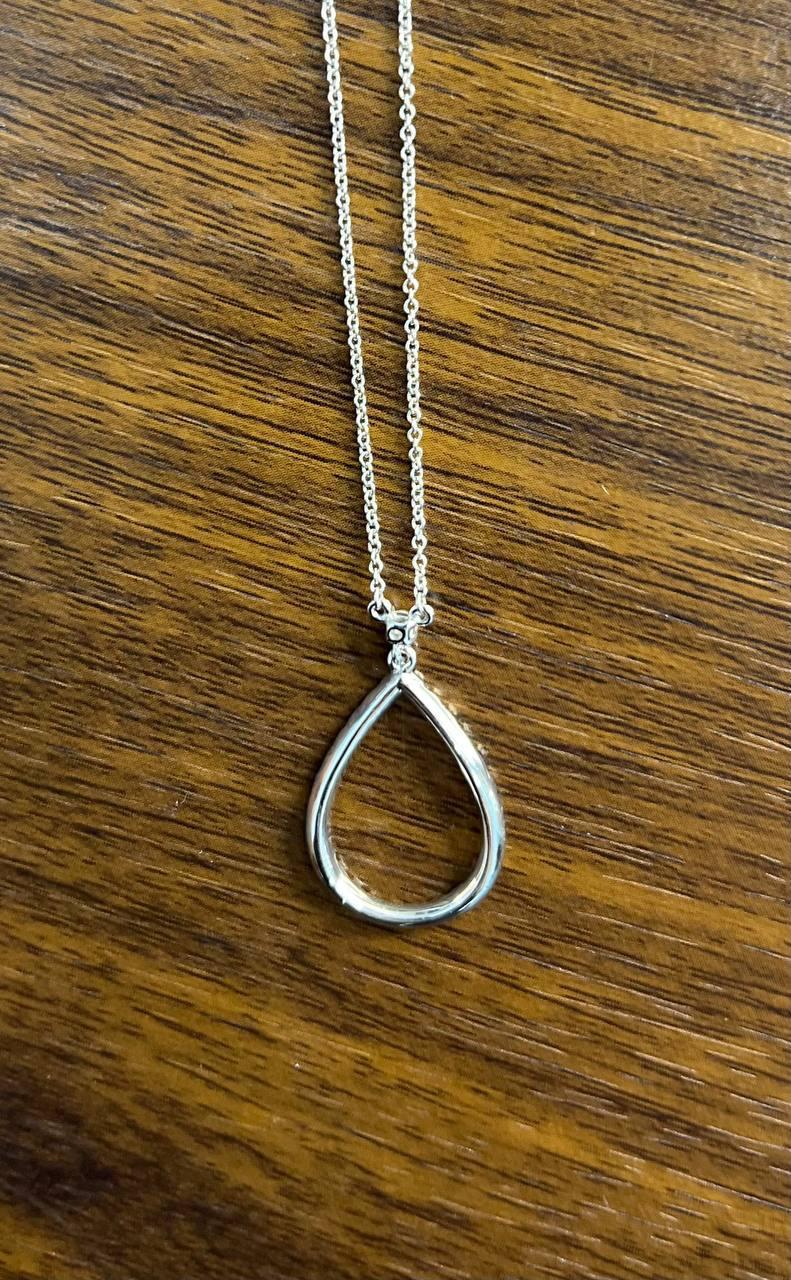 Collana con ciondolo in oro bianco 18 carati con diamanti a forma di uovo, a forma di pera, a goccia. in vendita 3