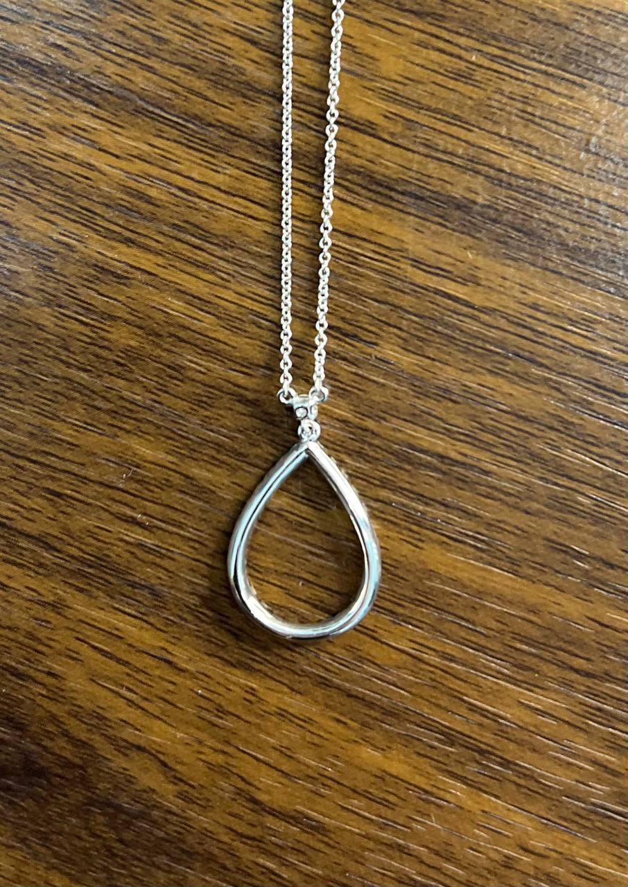 Collana con ciondolo in oro bianco 18 carati con diamanti a forma di uovo, a forma di pera, a goccia. in vendita 4