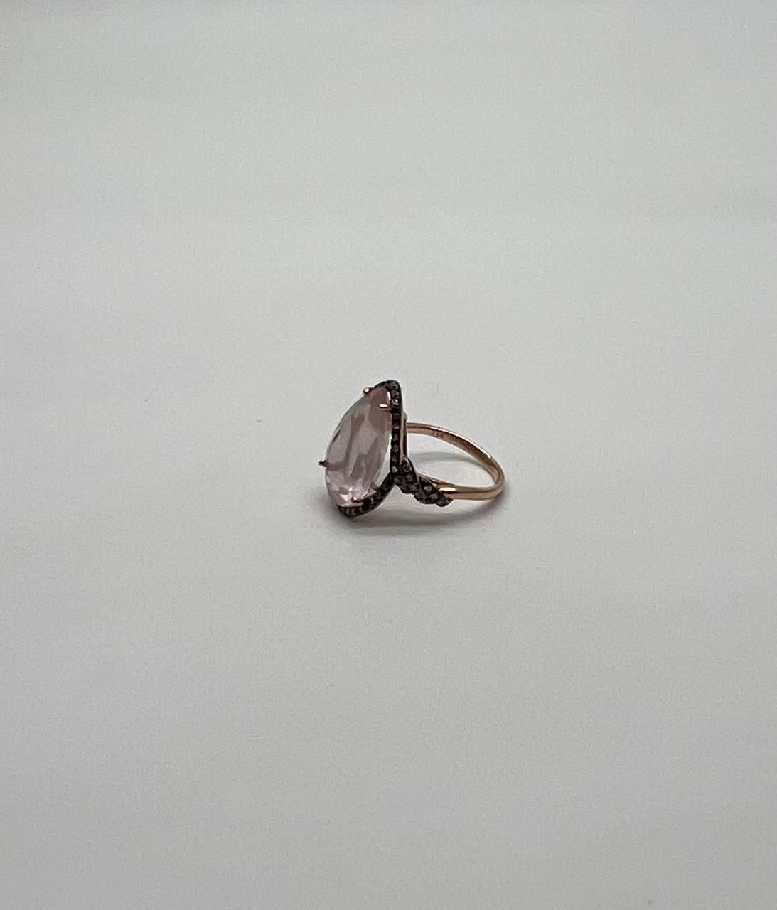 Taglio a goccia Anello in oro rosa 14K a forma di pera a goccia sfaccettata con quarzo rosa e diamanti a raggiera in vendita