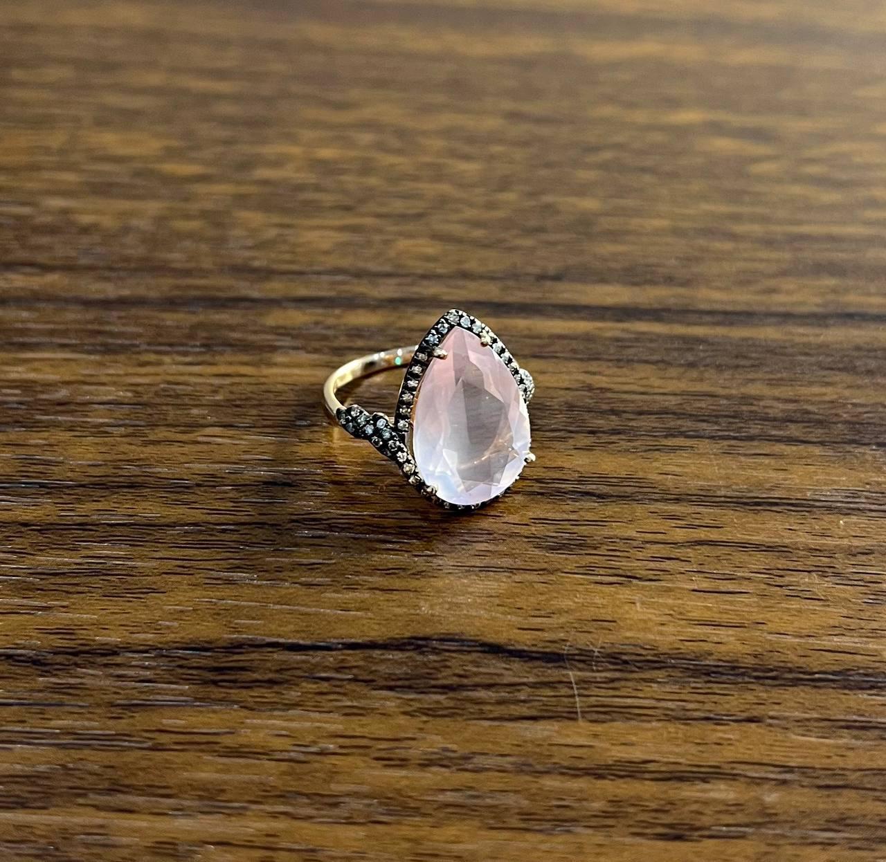 Anello in oro rosa 14K a forma di pera a goccia sfaccettata con quarzo rosa e diamanti a raggiera In condizioni Nuovo in vendita a Oakton, VA