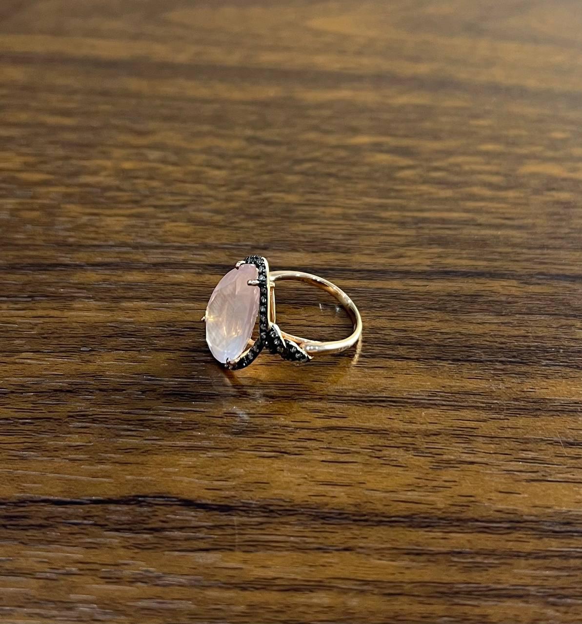 Anello in oro rosa 14K a forma di pera a goccia sfaccettata con quarzo rosa e diamanti a raggiera in vendita 2