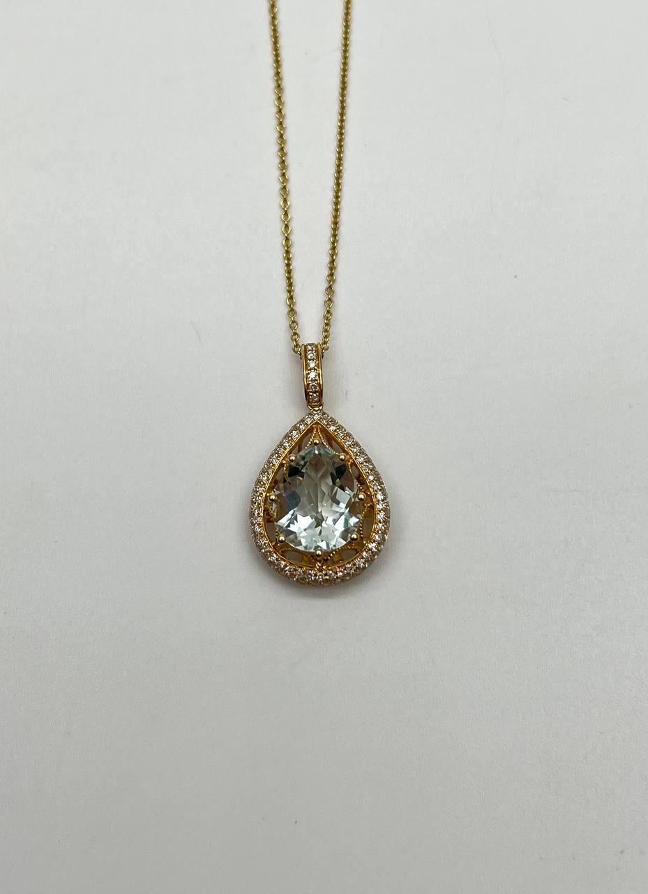 Ce collier à pendentif exquis. Le collier présente une améthyste verte en forme de poire, élégamment sertie dans une monture en or. La pierre centrale est entourée d'un halo de petits diamants étincelants qui en rehaussent l'éclat. Le pendentif est