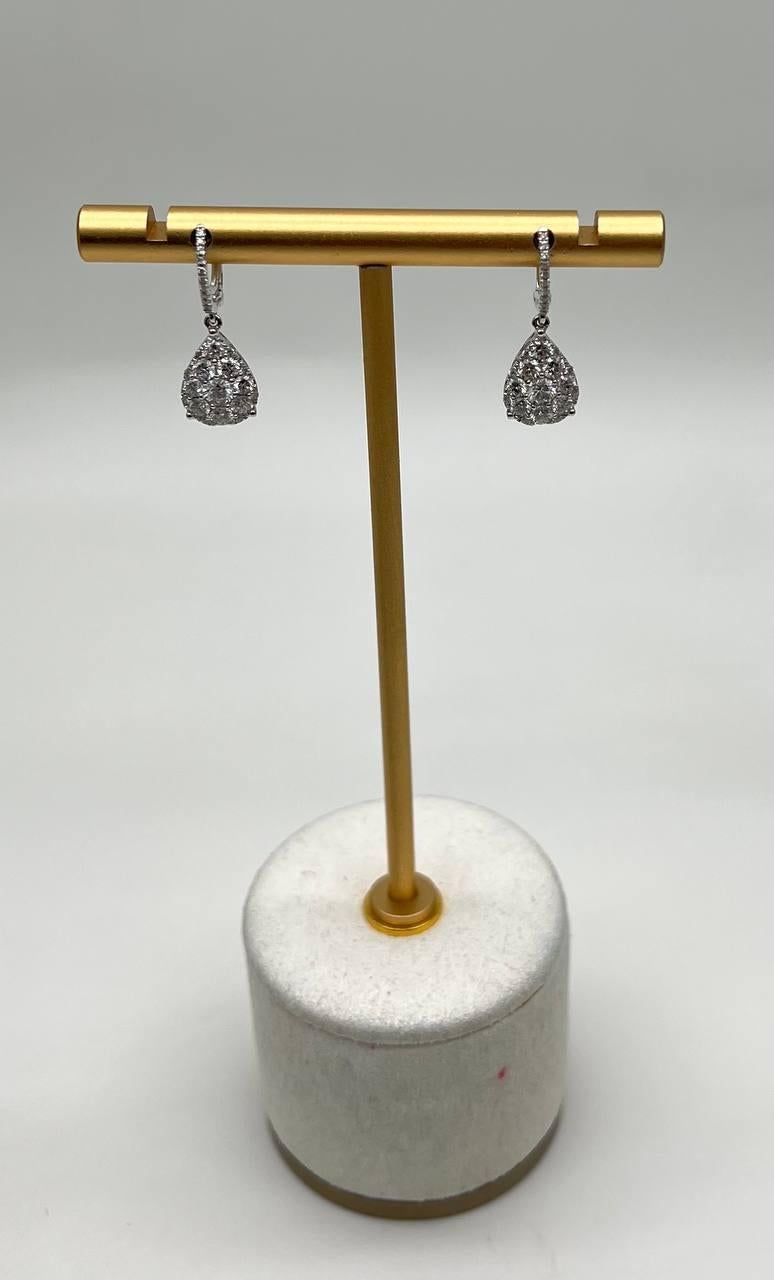 Eleganza con questi splendidi orecchini in oro bianco 14 carati con 1,32 carati di diamanti taglio pera. I diamanti bianchi incontaminati, di colore G, offrono uno scintillio radioso, ideale per qualsiasi evento sofisticato o occasione speciale.