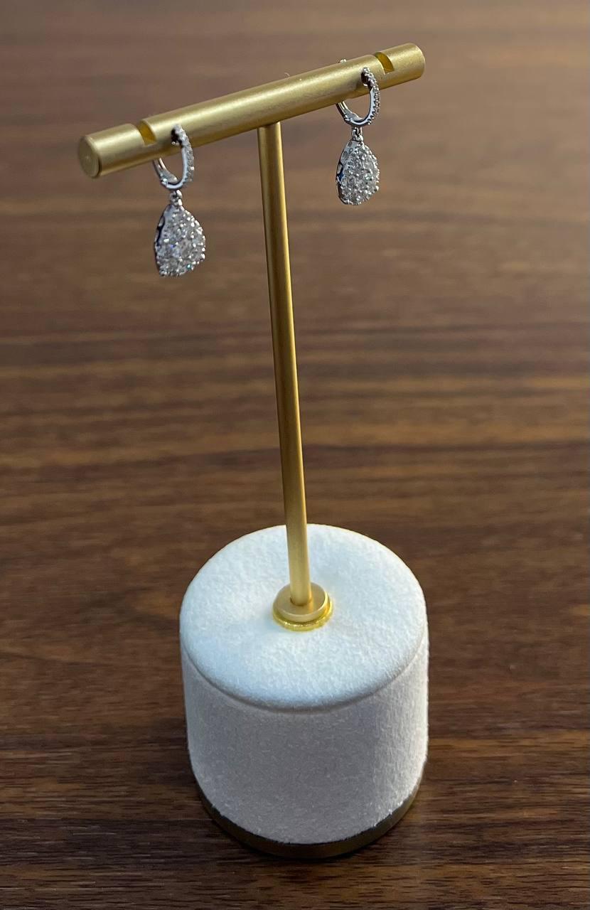 Orecchini a goccia a forma di pera, con pave e alone nascosto in oro bianco 14 carati in vendita 1