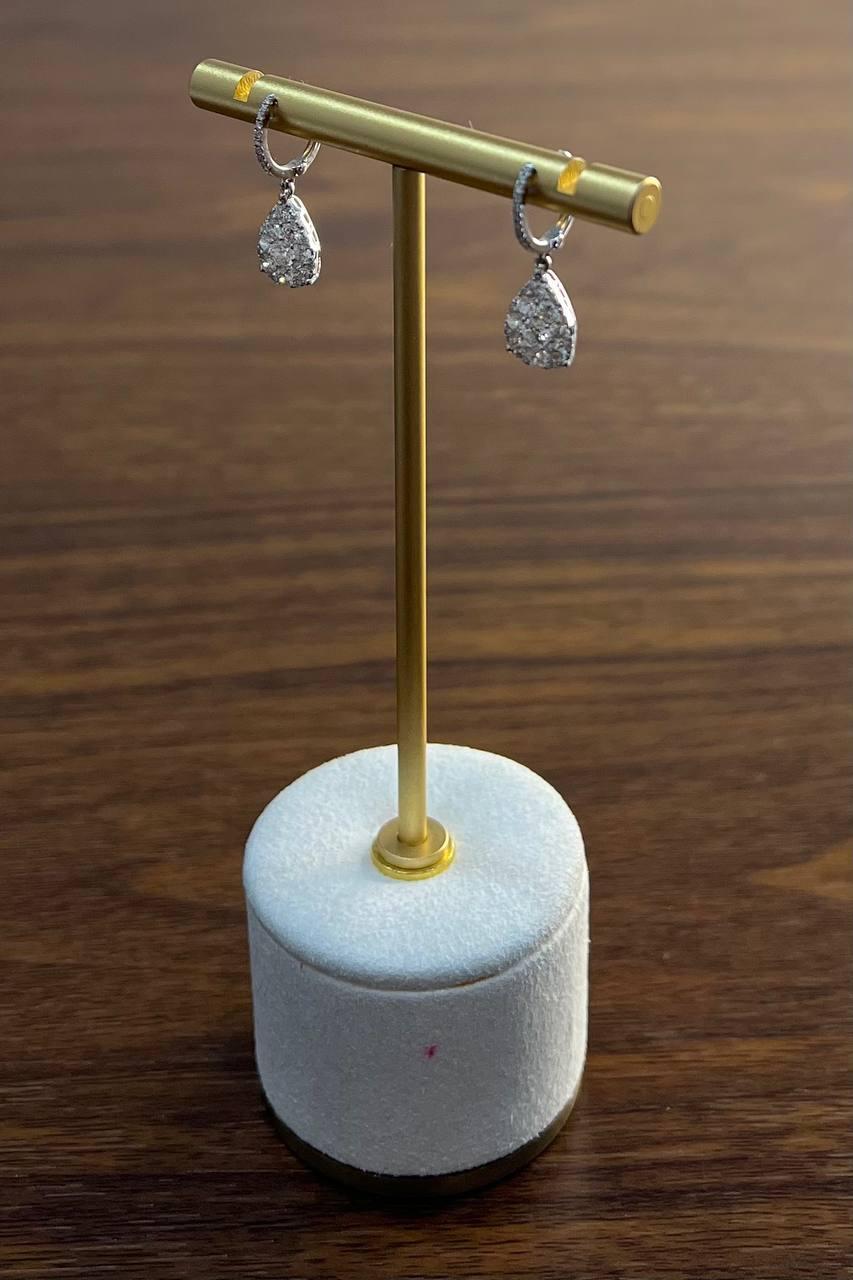 Orecchini a goccia a forma di pera, con pave e alone nascosto in oro bianco 14 carati in vendita 2